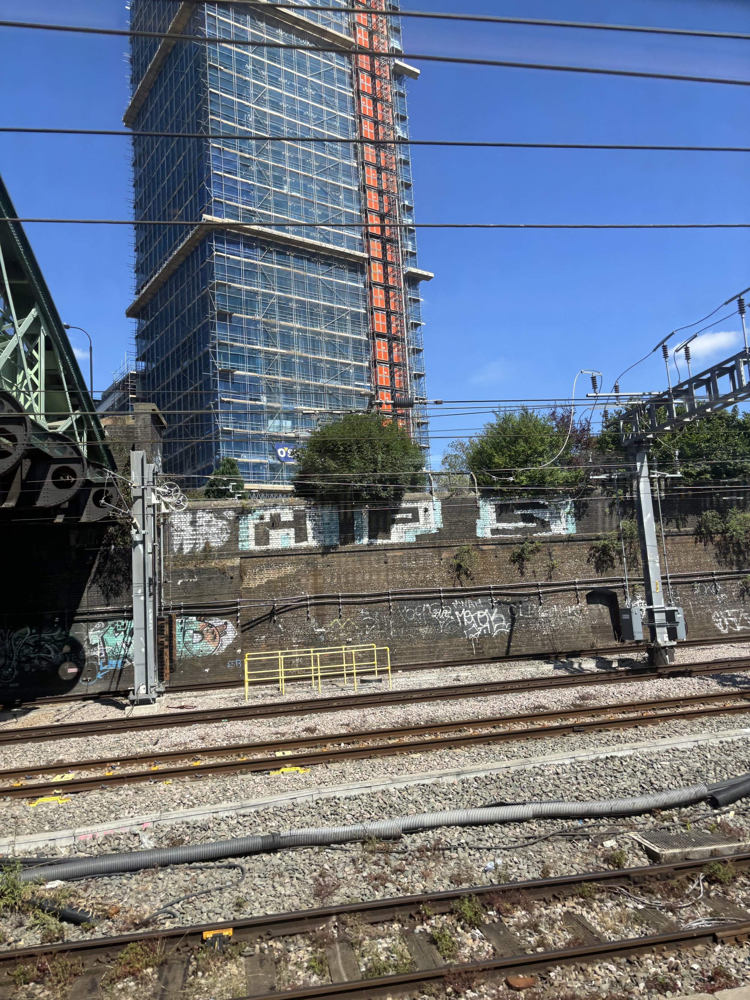 WEST FROM PADDINGTON. THE INTERESTING THING WITH THIS NEW BUILDING IS THE RED SHAPES ON THE RIGHT. IT DOES SEEM THAT AREA MIGHT BE SET ASIDE AS THE CHIMNEY AREA ON WHAT IS HIGHLY LIKELY TO BE AN AQUAMATION BUILDING