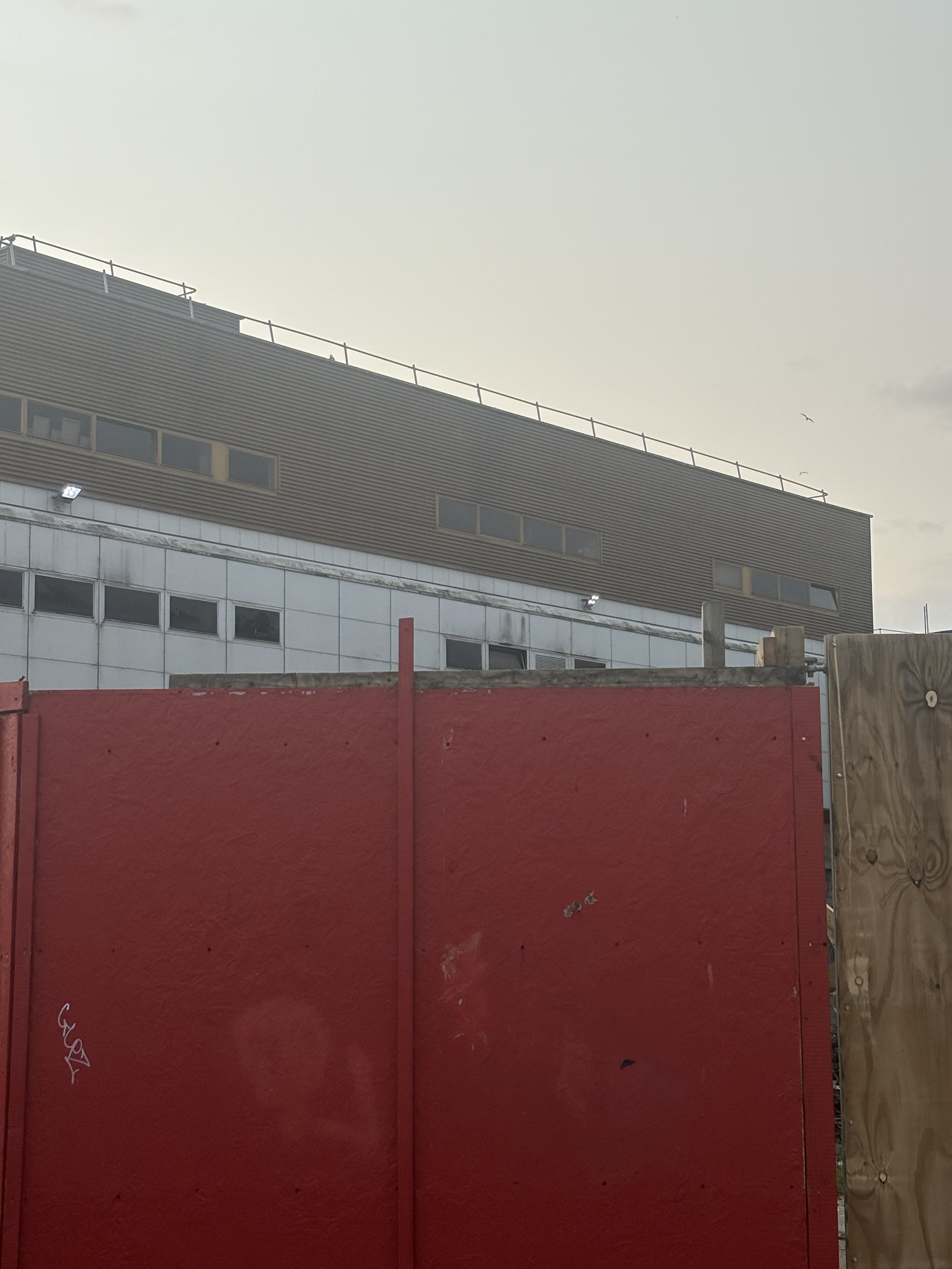 AN INTERESTING NEW TOP ROOF AREA HAS BEEN ADDED TO THIS BUILDING. MINIMAL WINDOWS SOMEWHERE GENERIC. LOTS OF THESE TYPE OF ‘TOP’ AREAS HAVE BEEN SEEN IN NEW YORK AND LONDON