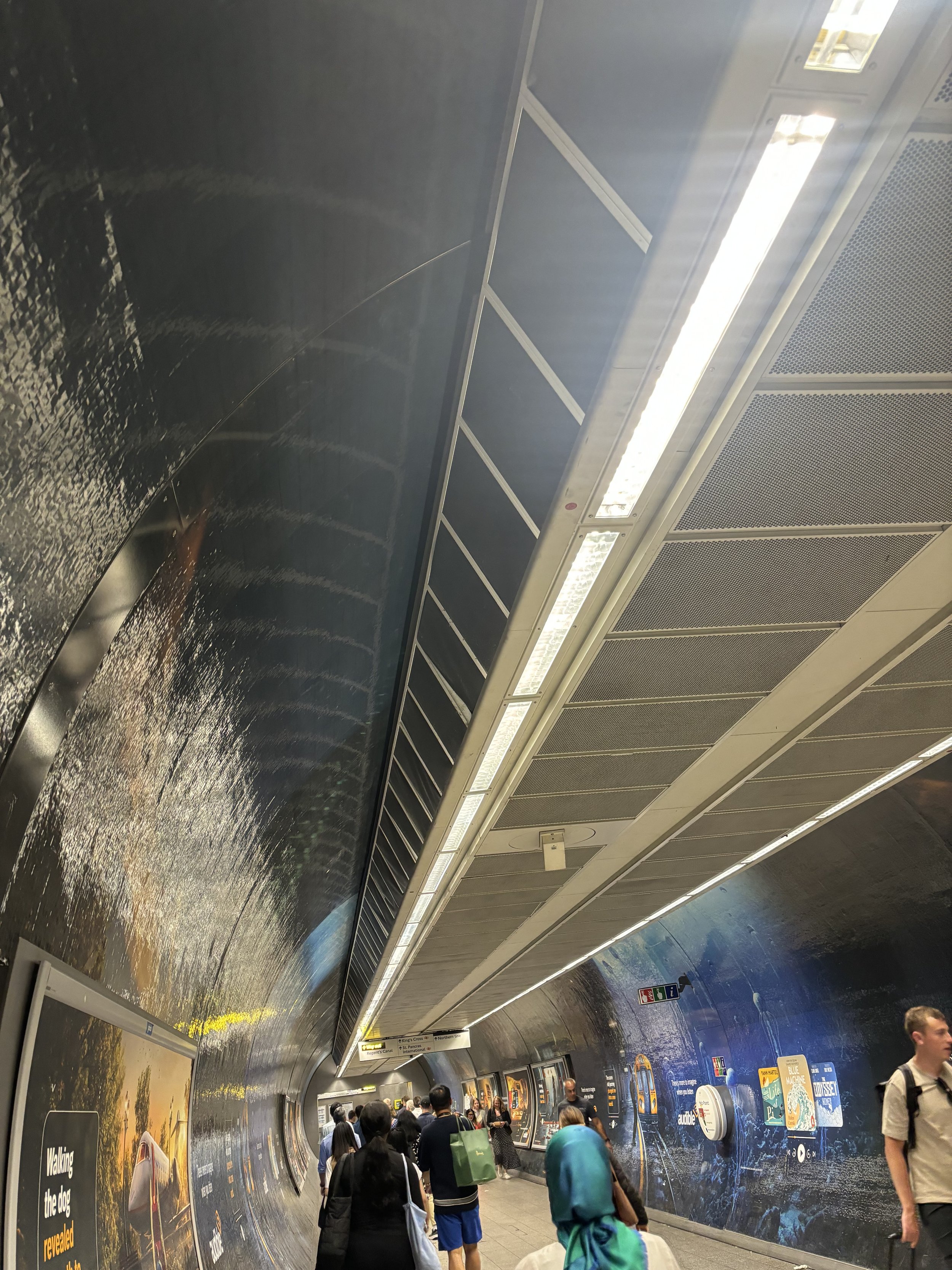 KINGS CROSS. WHAT SEEMS JUST LIKE AN AIR CONDITIONING UNIT COULD BE SOMETHING MORE SINISTER LIKE AQUAMATION SINCE THEY DO HAVE TO HIDE THE APPEARANCE SOMETIMES