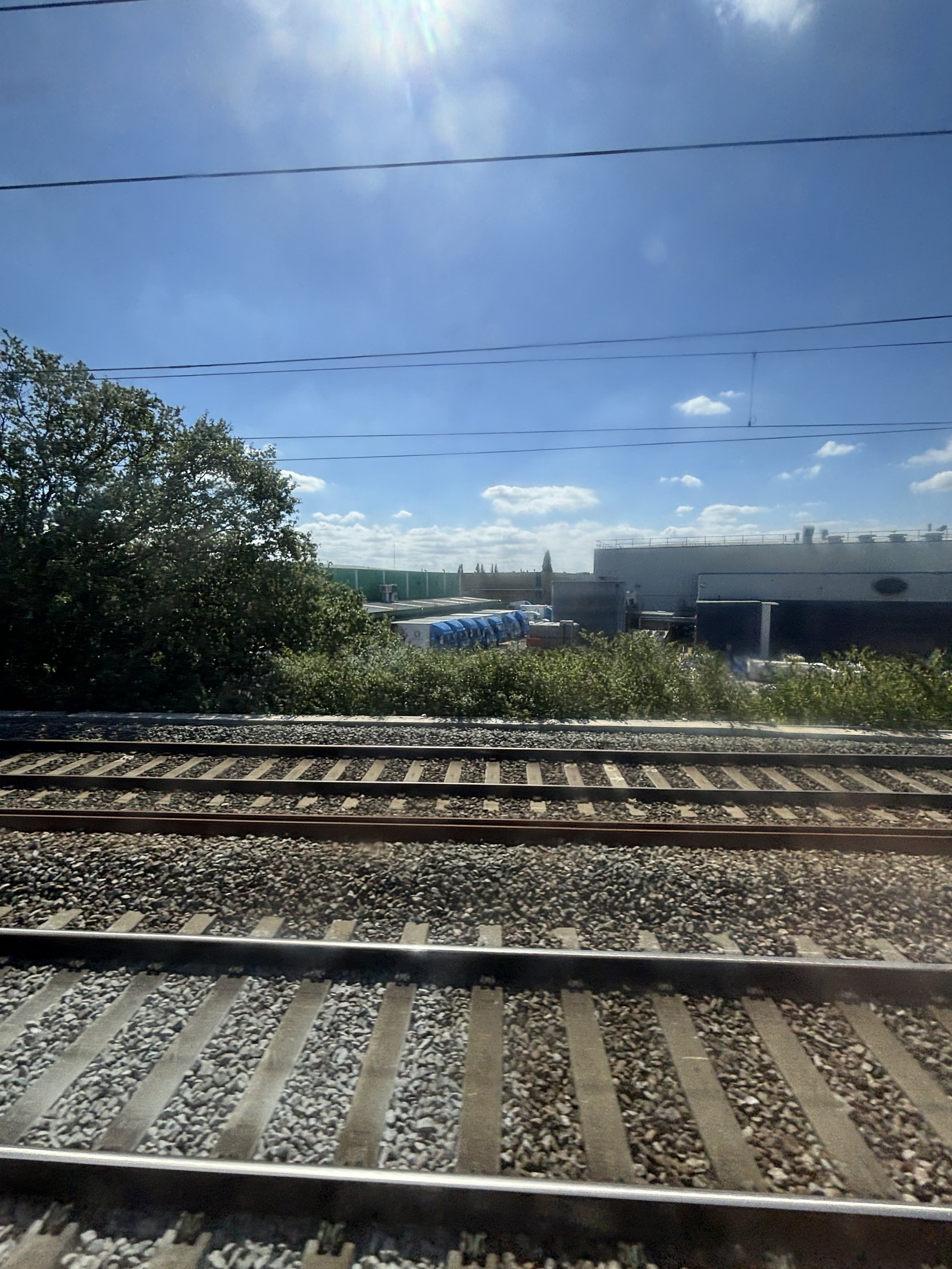 WINDOWS. VIEW CAN NOE BE PARTIALLY SEEN OF THE PREVIOUS IMAGE AND A HUGE NUMBER OF GENERIC BLUE VANS ARE IN VIEW. GREAT ACCESS FROM THE TRAIN TRACK FOR LOADING / OFFLOADING