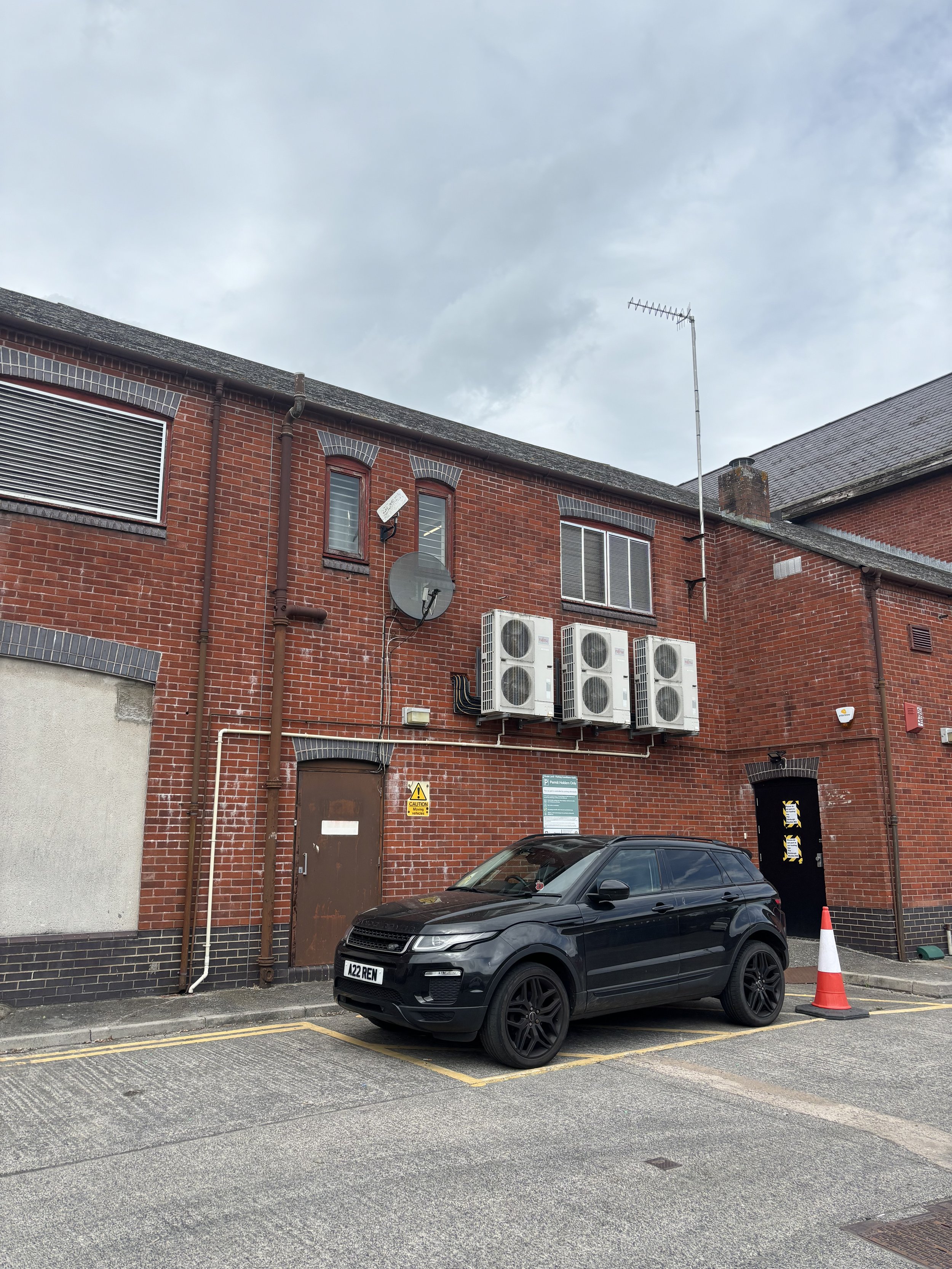 A PROPERTY WHICH IS UNDERNEATH THE LOCAL WEATHERSPOONS WITH MULTIPLE HOT / COLD COOLERS AND PIPES RUNNING DOWN