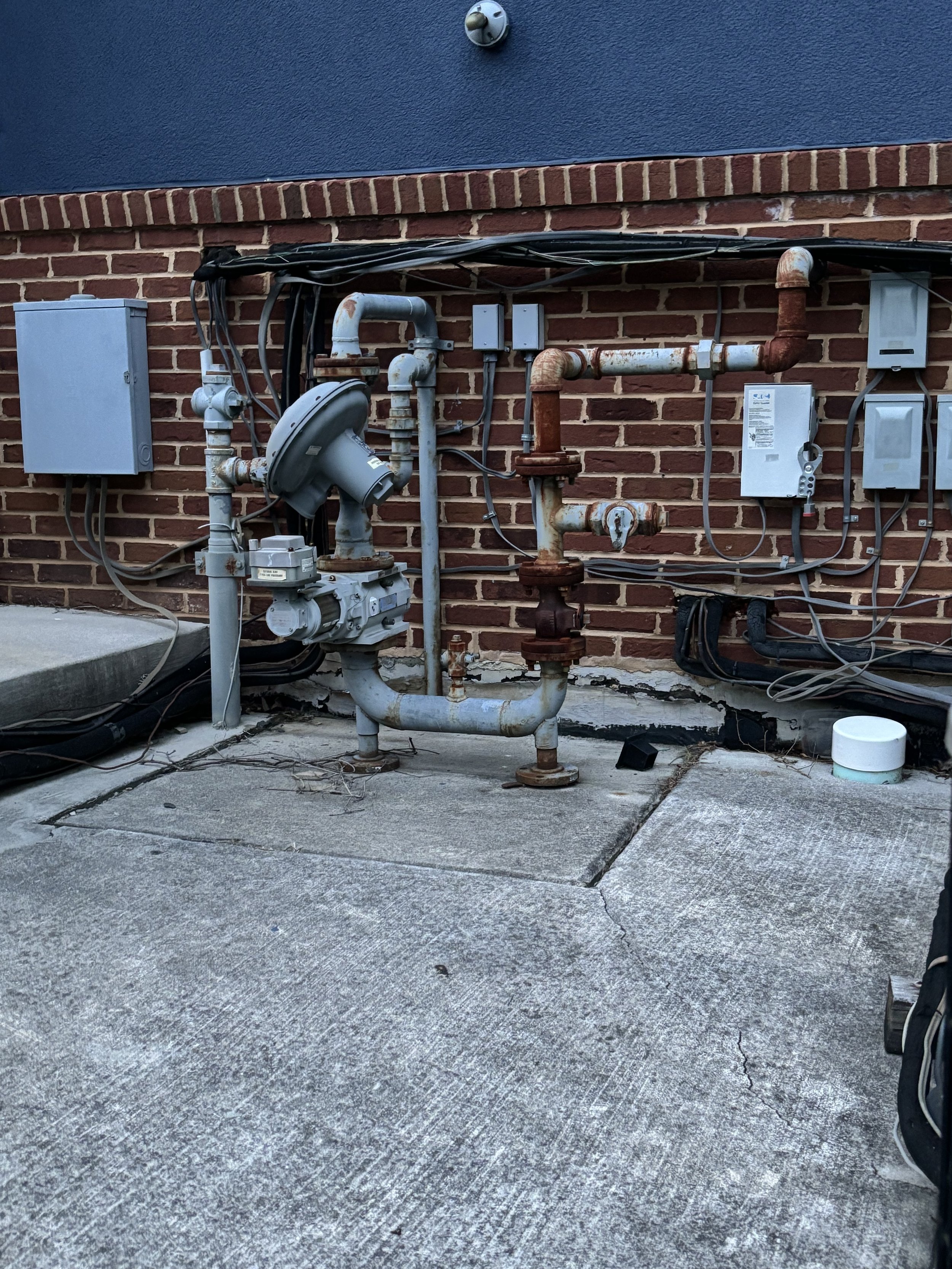 A FAIRLY LARGE GAS PIPING ARRAY WHICH IS NEEDED FOR AQUAMATION