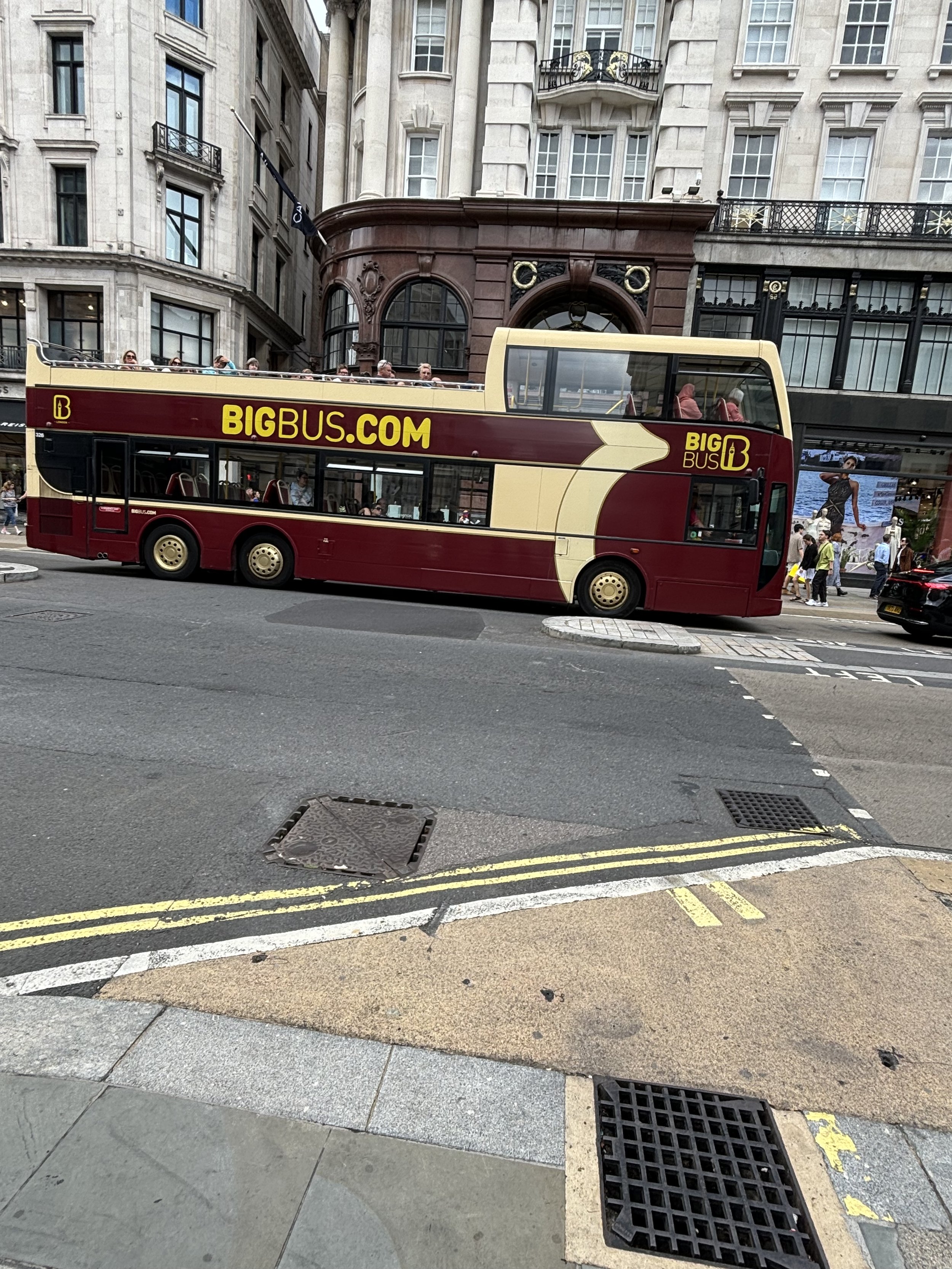 REGENTS STREET. TOURISTS ARE PERFECT VICTIMS SINCE TYPICALLY WHEN WE'RE ON HOLIDAY - OUR PSYCHOLOGICAL GUARD IS MORE 'DOWN' AND WE'RE MORE RELAXED. A TOURIST BUS WHICH ENDS-UP IN A SEEDY PART OF TOWN CAN EASILY LEAD YOU INTO AN AQUAMATION FACILITY