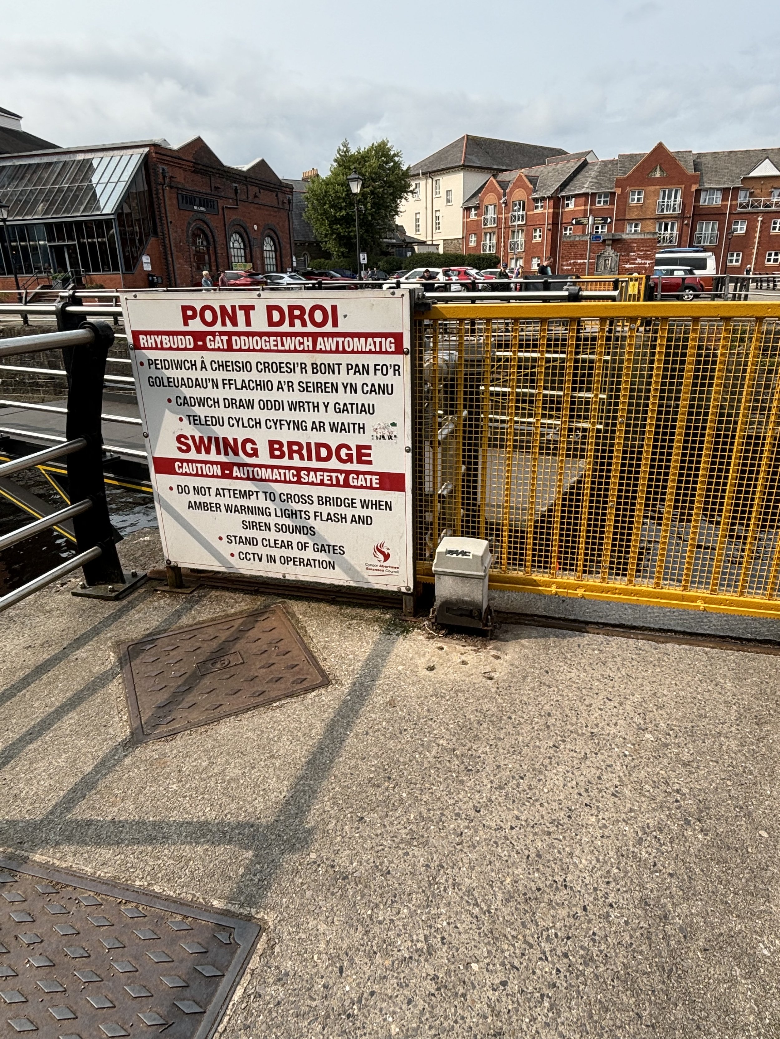 A YELLOW GATE THIS TIME WITH MULTI-LINGUAL INFORMATION. QUITE A LOT OF INFORMATION TO ABSORB AND DIRECTLY OPPOSITE THE ‘PUMP HOUSE’ WHICH IS SEEMINGLY AN AQUAMATION FACILITY. IT SEEMS MISDIRECTION IS THE MOST COMMON PSYCHOLOGICAL TOOL BEING USED IN S