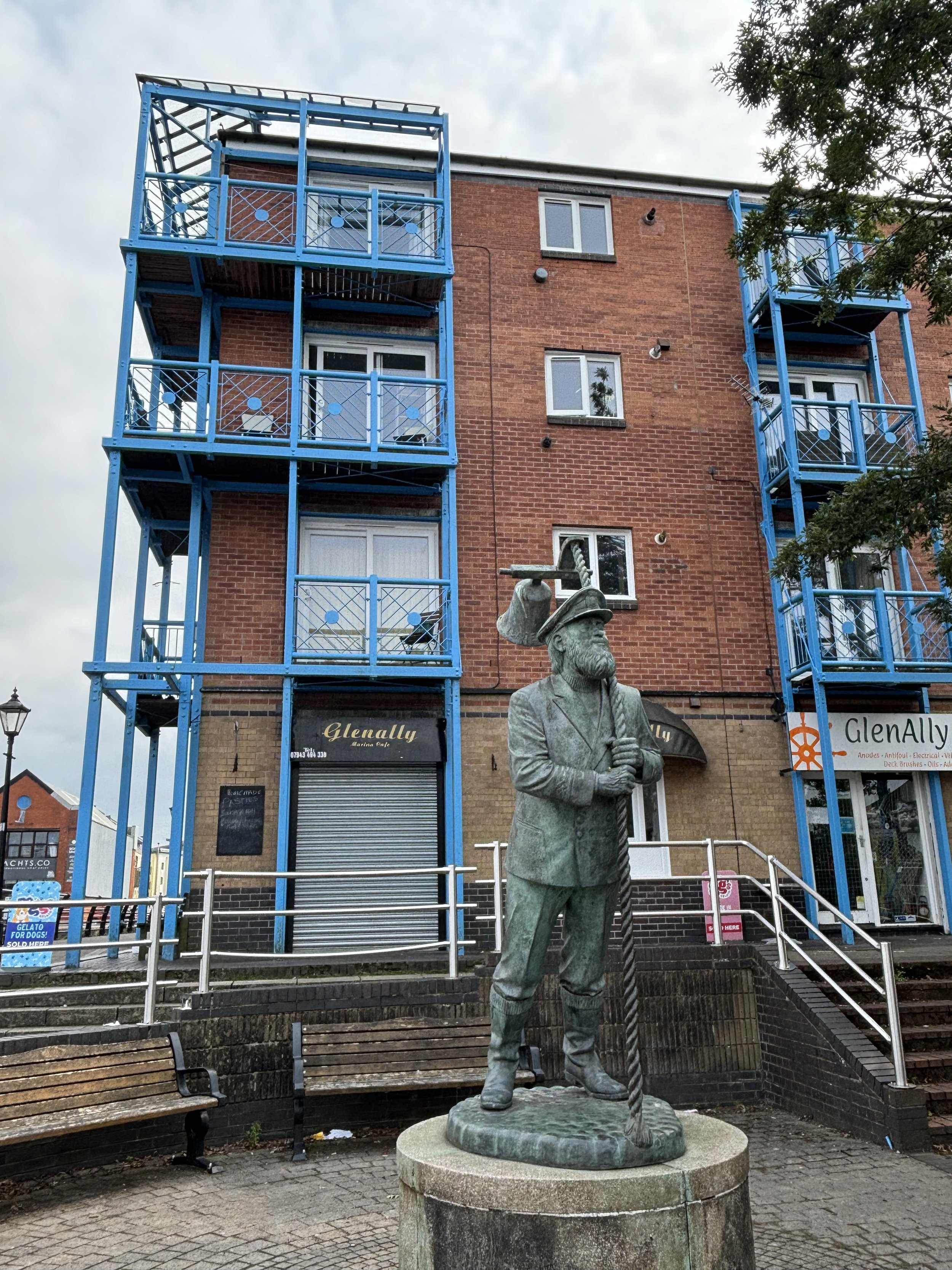 THERE HAVE BEEN MANY INSTANCES OF ‘COLOURED’ STRUCTURES BEING USED AS AN INDICATOR THEY HAVE BEEN MADE TRADITIONALLY WITH ‘NORMAL’ WATER AND OTHER MATERIALS (BLUE IN THIS EXAMPLE AND ALSO ONES FROM LONDON HEATHROW AND SLOUGH). ANY STRUCTURE(S) WHICH