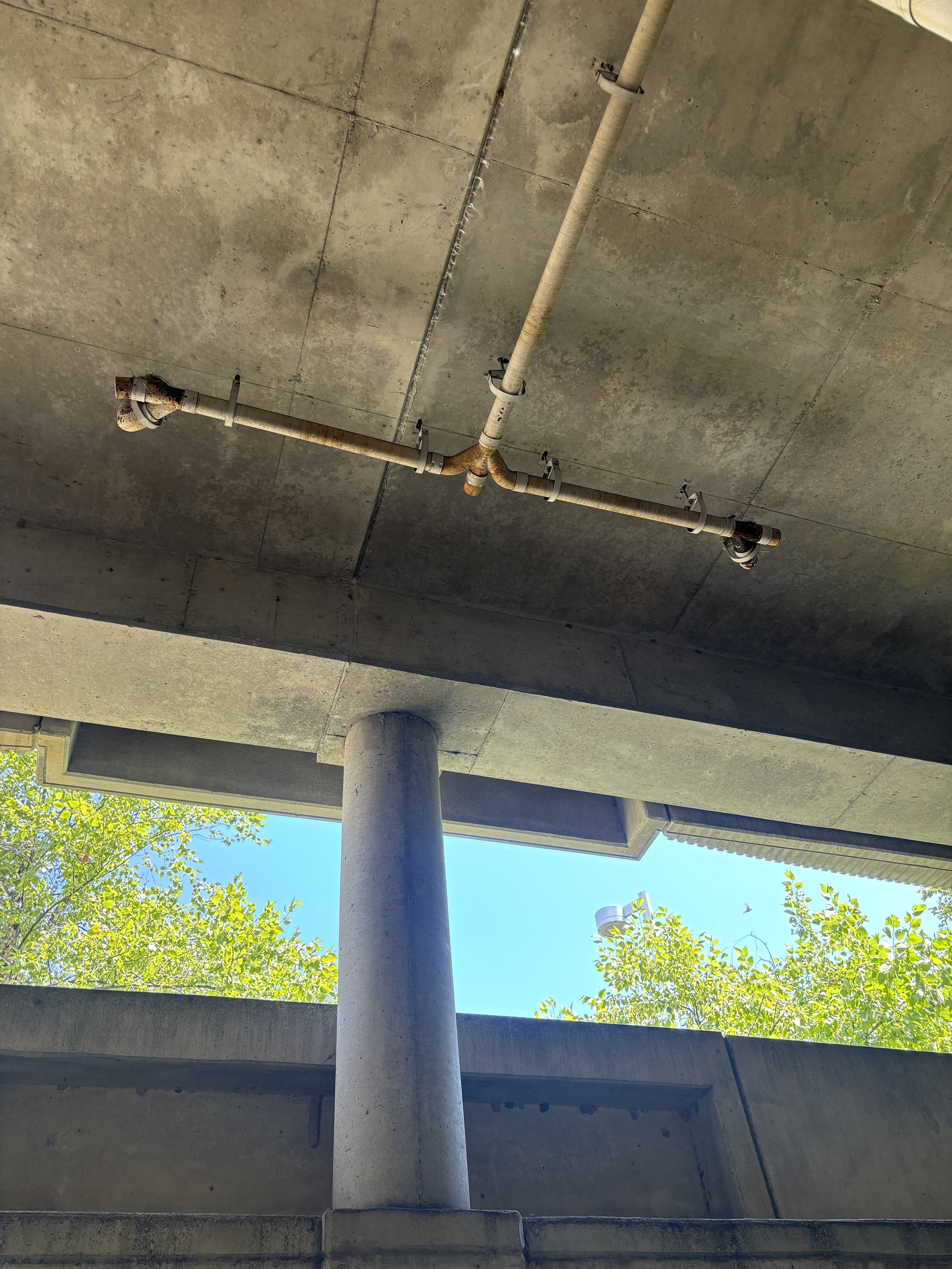 AN ARRAY OF PIPES ABOVE MOST FLOORS BUT NOT SPRINKLERS