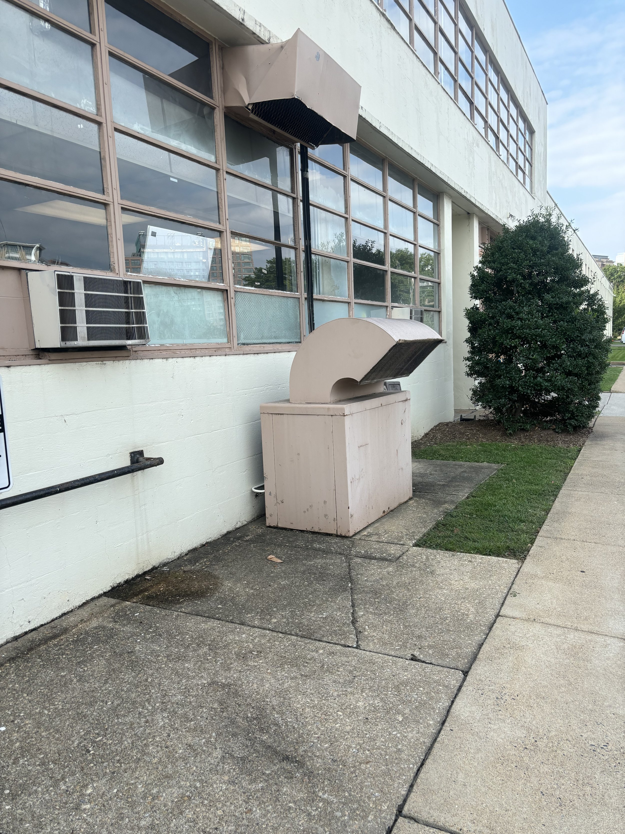 JUST AROUND THE CORNER FROM THE 'ECONOMY PARKING' AREA IS ABOUT 20 SEPARATE COMPANIES. ONE OF THE FIRST SHOWS THIS FUNNEL AND EXTRACTOR AS SIGNS OF AQUAMATION