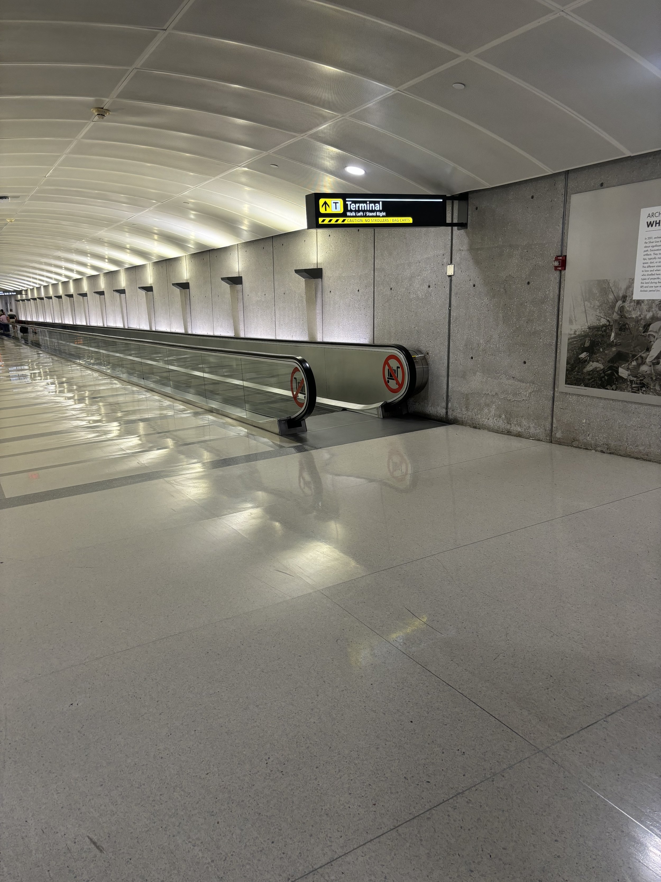 WHEN YOU INITIALLY ARRIVE AT THE UNDERGROUND WALKWAY - IT'S EXTREMELY QUIET
HOWEVER, IN A MINUTE OR TWO (ALWAYS) THERE ARE ABOUT 10-20 PEOPLE WHO SUDDENTLY APPEAR FROM THE METRO END. IT DOES HAPPEN EACH AND EVERY TIME