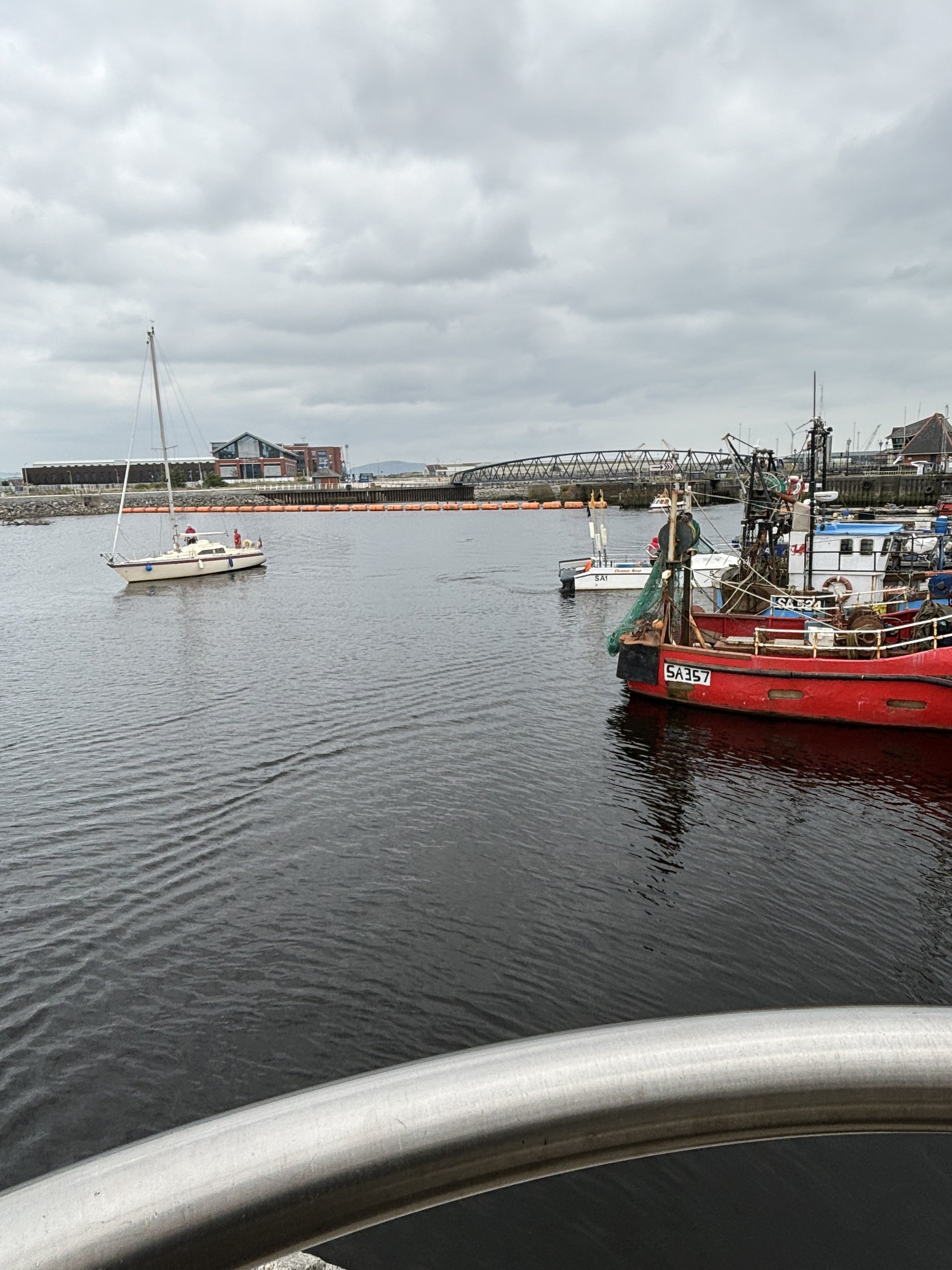 IT WAS QUIET WHEN ARRIVING BUT VERY QUICKLY THERE WERE BOATS AND PEOPLE COMING FROM EVERYWHERE