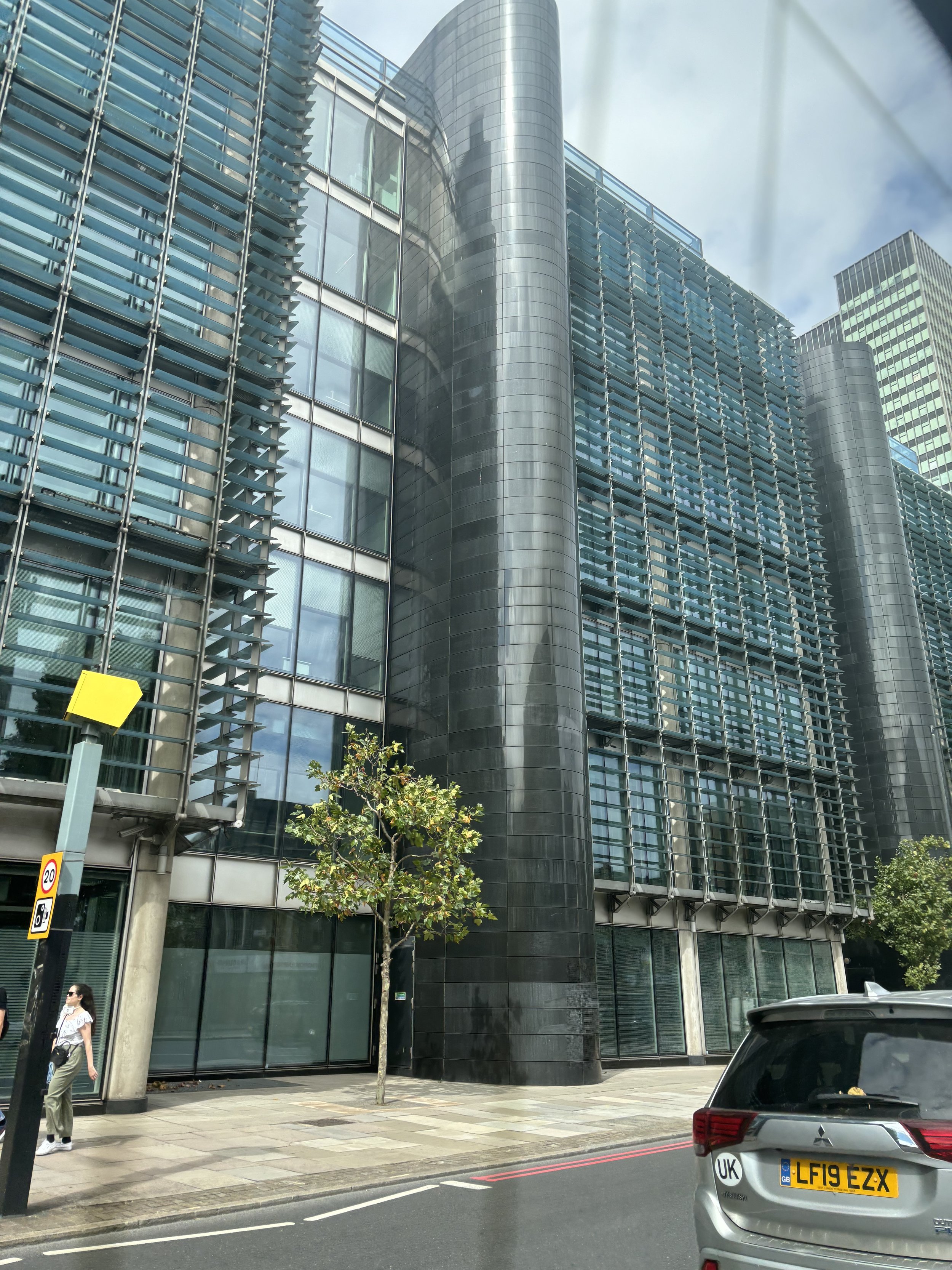 MARLEYBONE ROAD. VERY SIMILAR TO THE PREVIOUS BUILDING AND IT LOOKS LIKE LARGE 'HIDDEN' CHIMNEYS ARE PART OF THE DESIGN