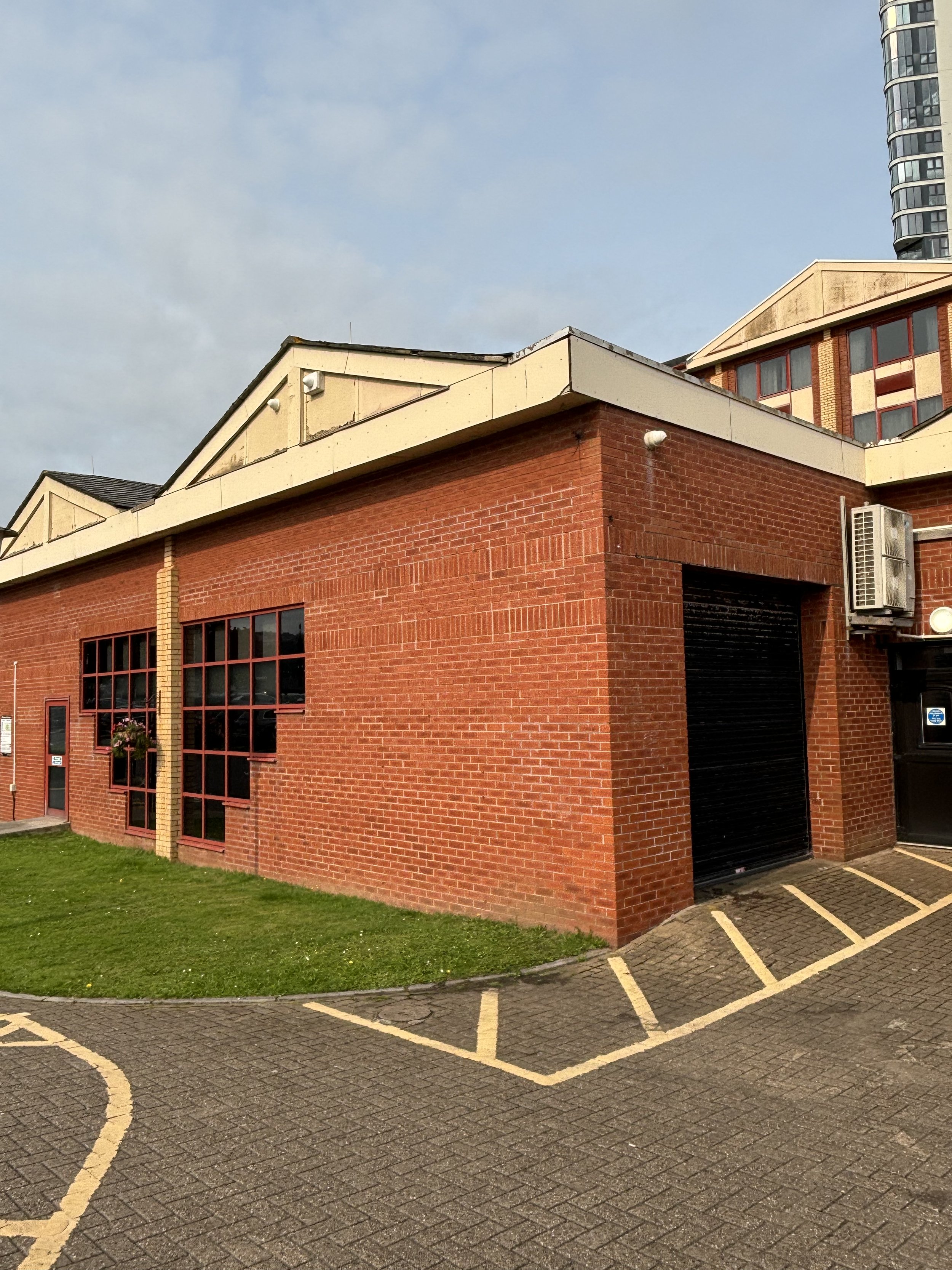 A RECTANGULAR BUILDING WITH INDUSTRIAL SHUTTERS. TYPICALLY A HOTEL HAS ‘OPEN’ DOORS AND FREE ACCESS TO EVERYWHERE (UNLESS THE STAFF AREA NORMALLY AROUND THE BACK). COULD THIS BUILDING BE IN ‘PLAIN SIGHT’ AT THE FRONT BUT ACTUALLY AN AQUAMATION FACILI