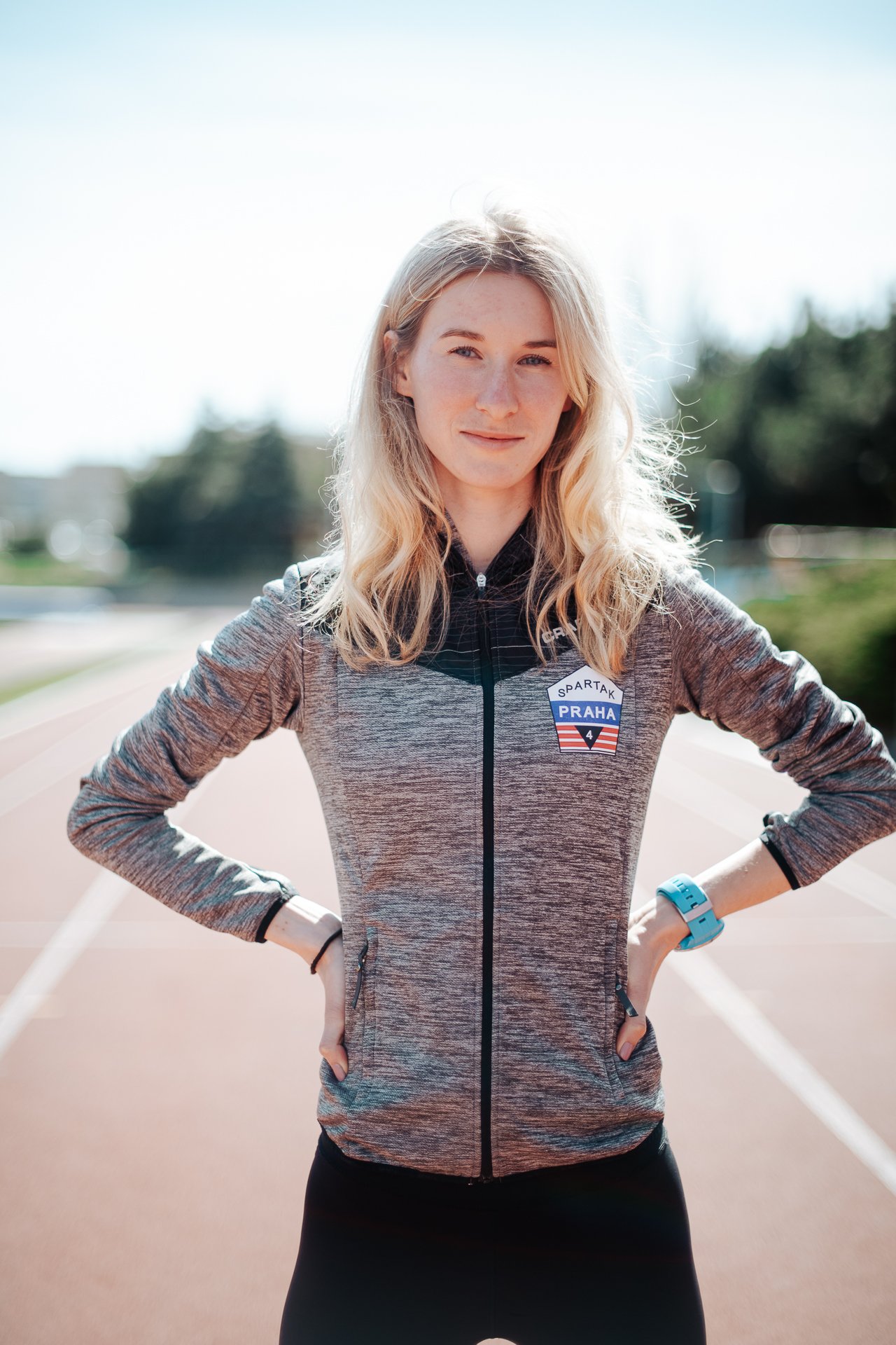 Třetí výhra v řadě a traťový rekord? Když na to nemyslím, vždy to dopadne lépe, říká Stewartová 