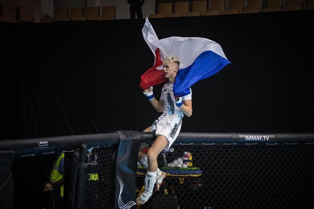 Úřadující mládežnický evropský šampion v MMA jede na MS. Rád bych jednou napodobil Procházku, říká Kutil