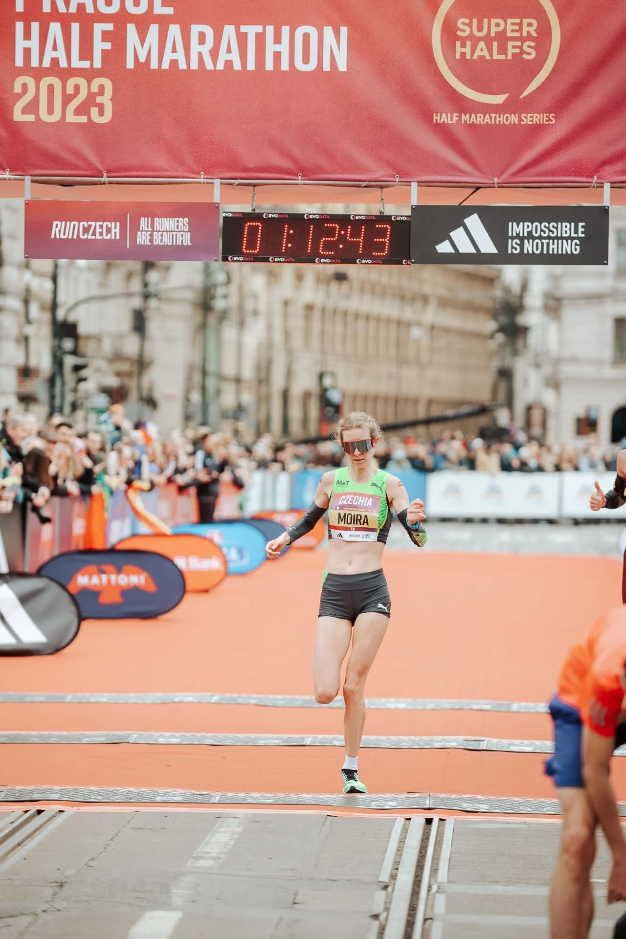 V závěru mi vybouchly nohy. Snad to bude příště lepší, říká Stewartová po pražském půlmaratonu