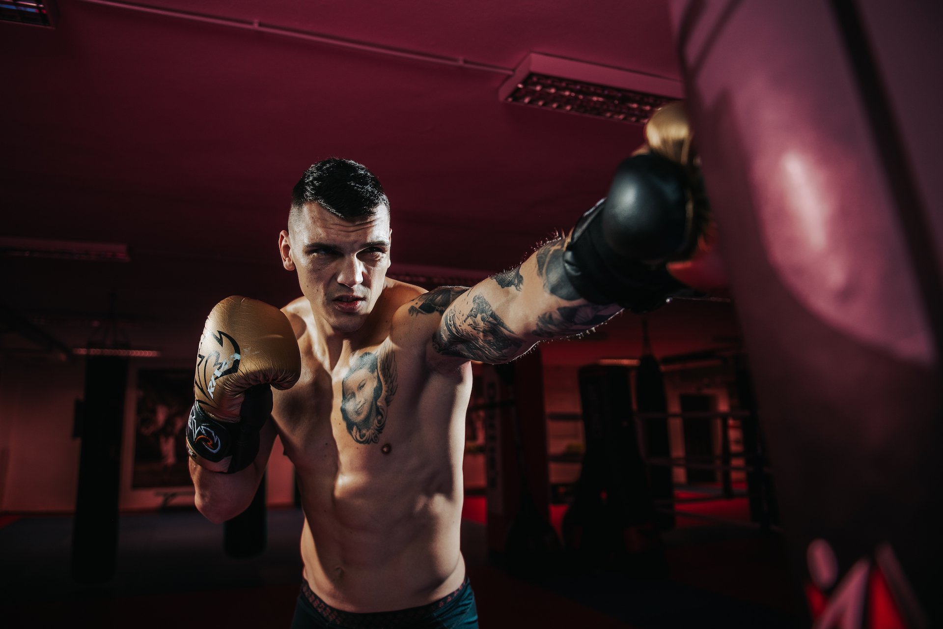 Ducár potvrdil proti bosenskému mistrovi pozici favorita. V posledním kole poslal soupeře na zem