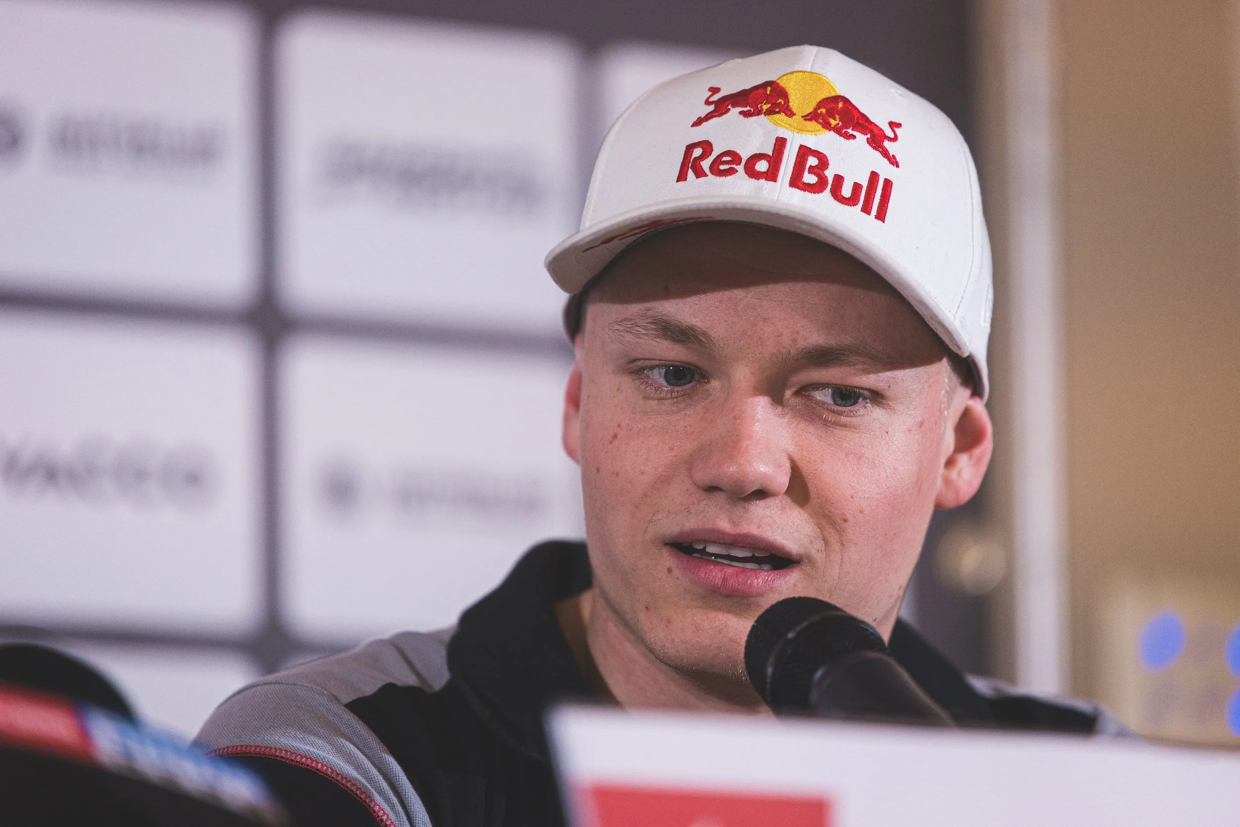 Zase defekt. Moc mě to mrzí, v poslední době jich bylo více, mrzí Caise po Rally Hungary