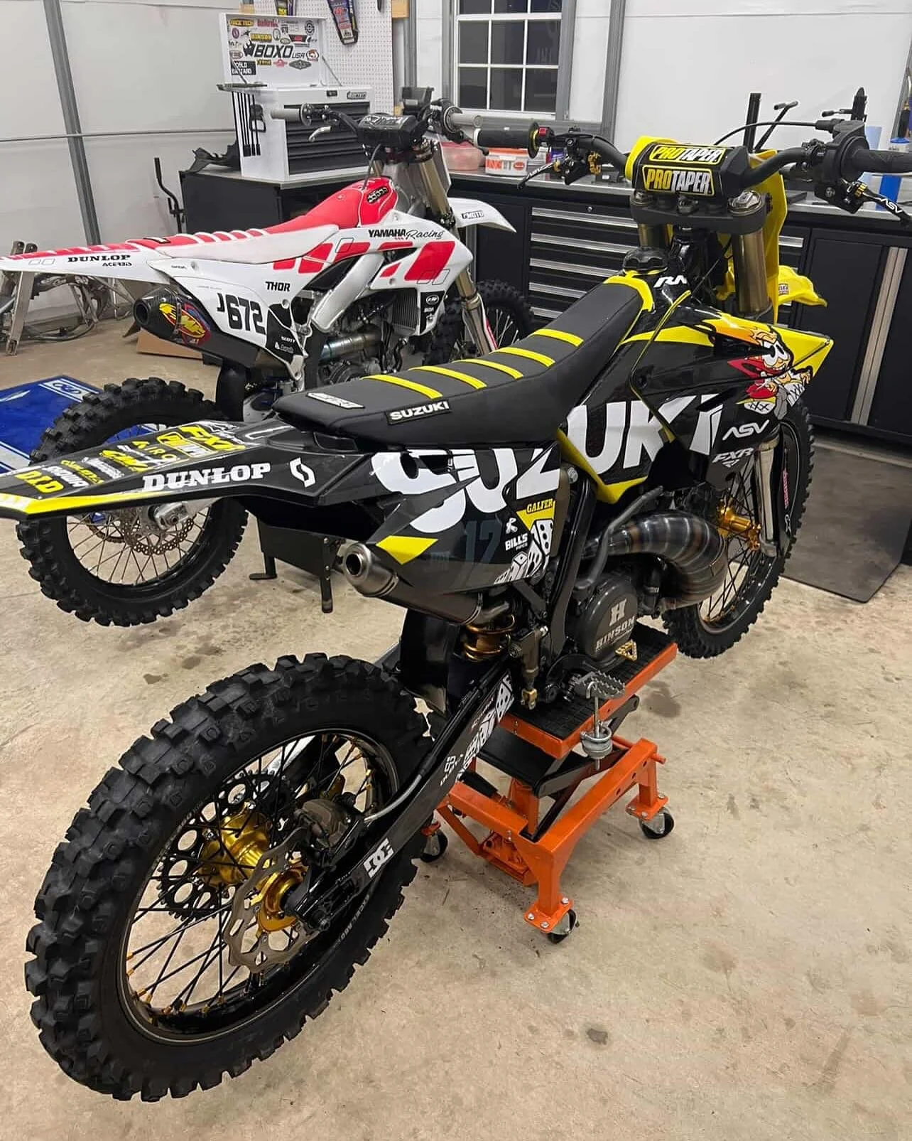 Our valued customer @jayce_276 recently reached out and expressed how happy he is with his new 2SM Performance billet Suzuki RM axle blocks. 
We absolutely love seeing killer builds like this stunning and original RM250 out in the wild, keep up the a