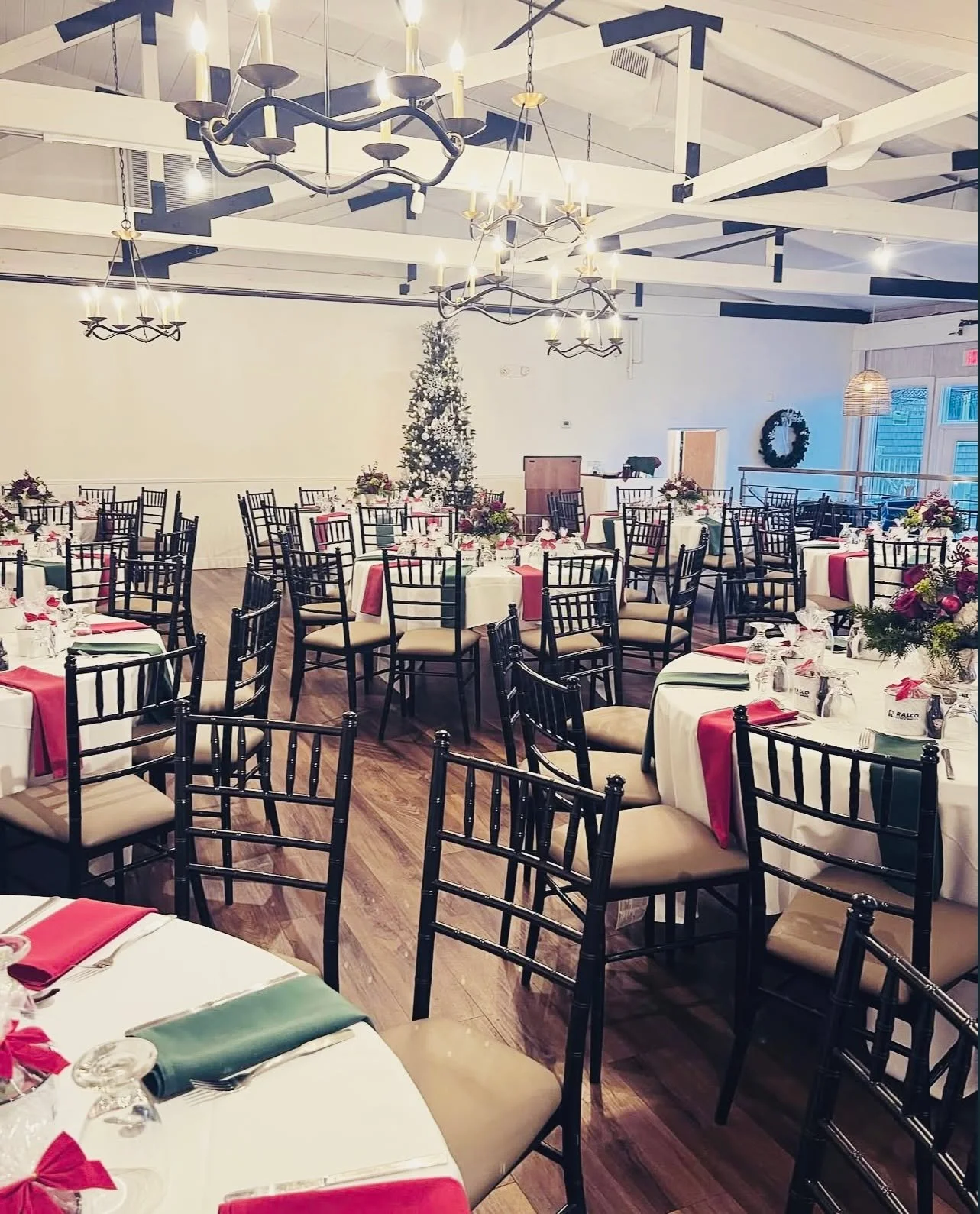 The most wonderful time of the year is almost here! 🎄
Celebrate the holidays at Merrill’s on the Waterfront, where great views and friendly service make every gathering memorable. From cozy dinners to large company parties, we’ve got th