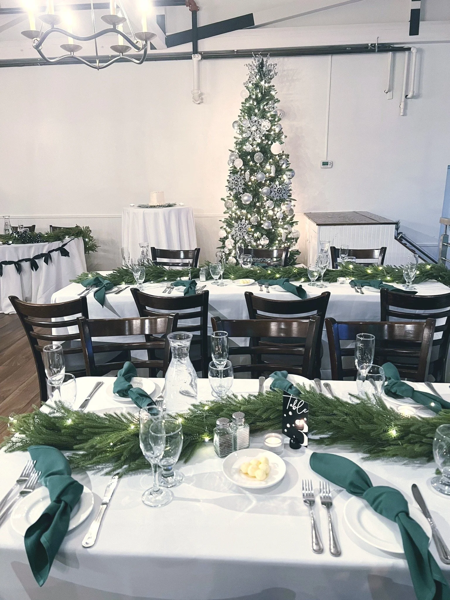 Winter weddings have a magic of their own, cozy, romantic, and effortlessly elegant. ❄️💍

If you&rsquo;re dreaming of a winter celebration, Merrill&rsquo;s on the Waterfront is the perfect backdrop. Click the link below or call 508-997-7010 to inqui