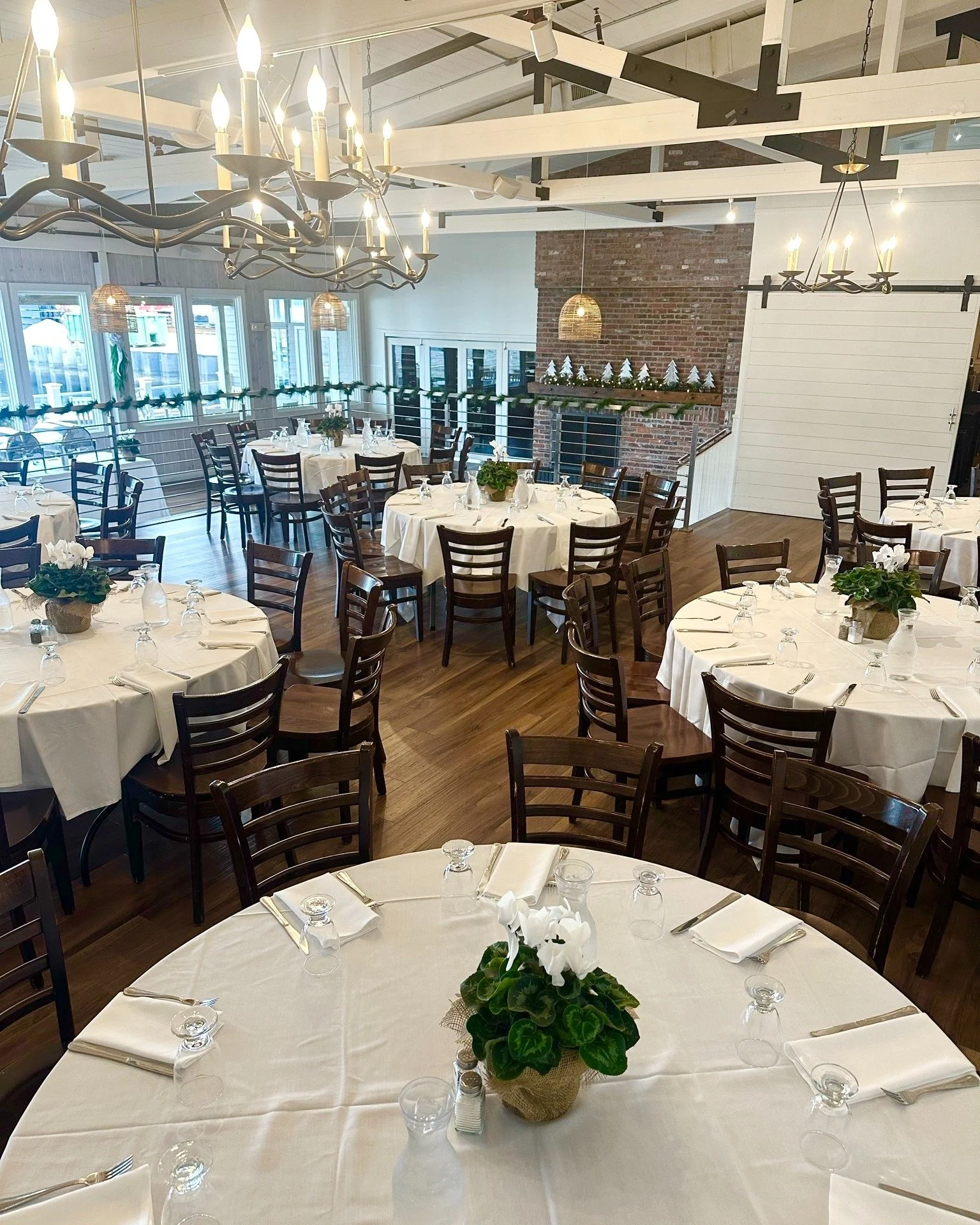 The Chart Room has a way of feeling both spacious and intimate ✨
With multi-level views of the water 🌊, a warm gas fireplace 🔥, and capacity for 100&ndash;125 guests, it&rsquo;s a private space that truly transforms with each event.

Click the link