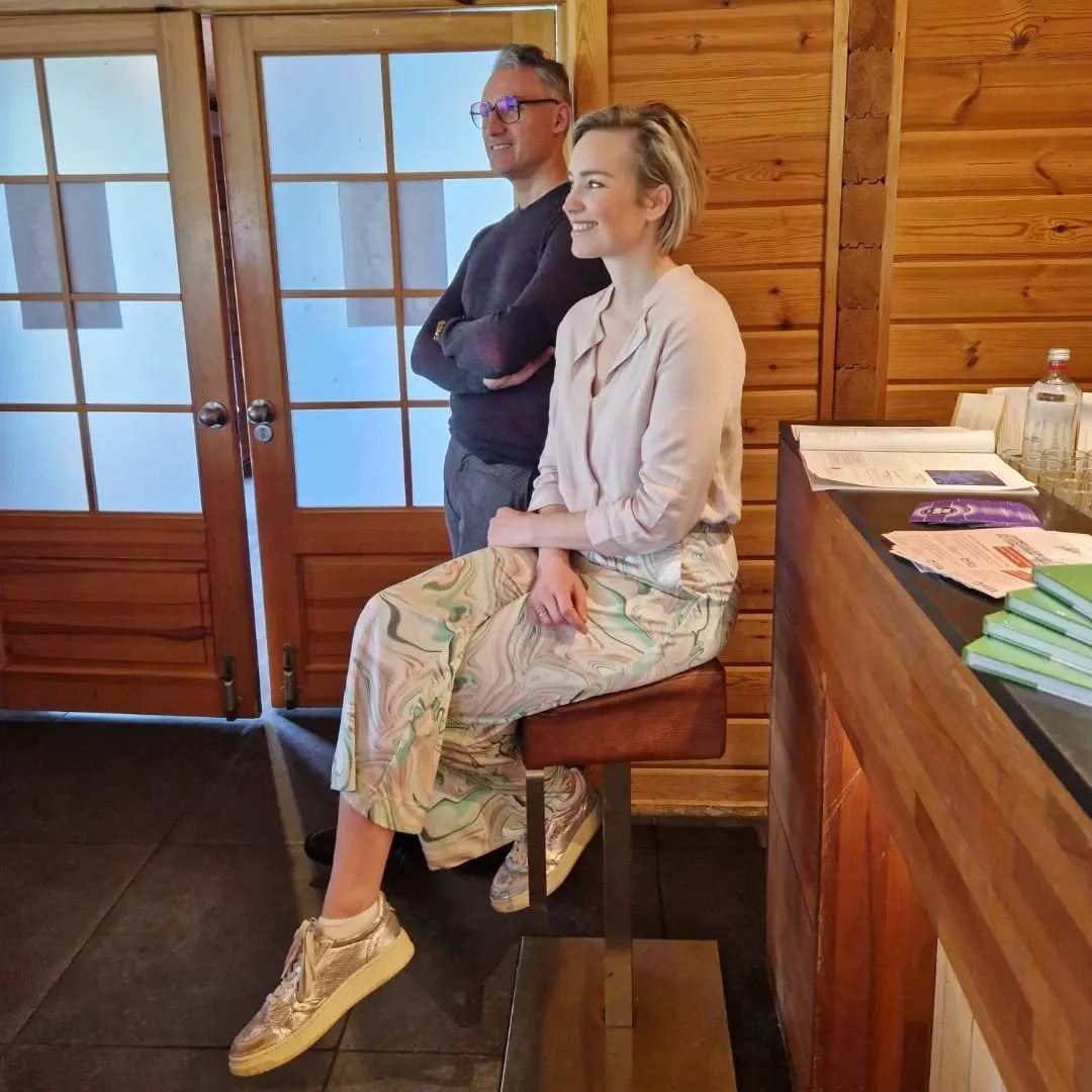 ...zo blij om deze dag - het Heart-frequency Event - te kunnen organiseren! En zoals je ziet doe ik de events zeker niet alleen. Arash is mijn steun en toeverlaat. Rots in de branding, een gastheer en hij ontzorgt mij...zodat ik mij kan focussen op d