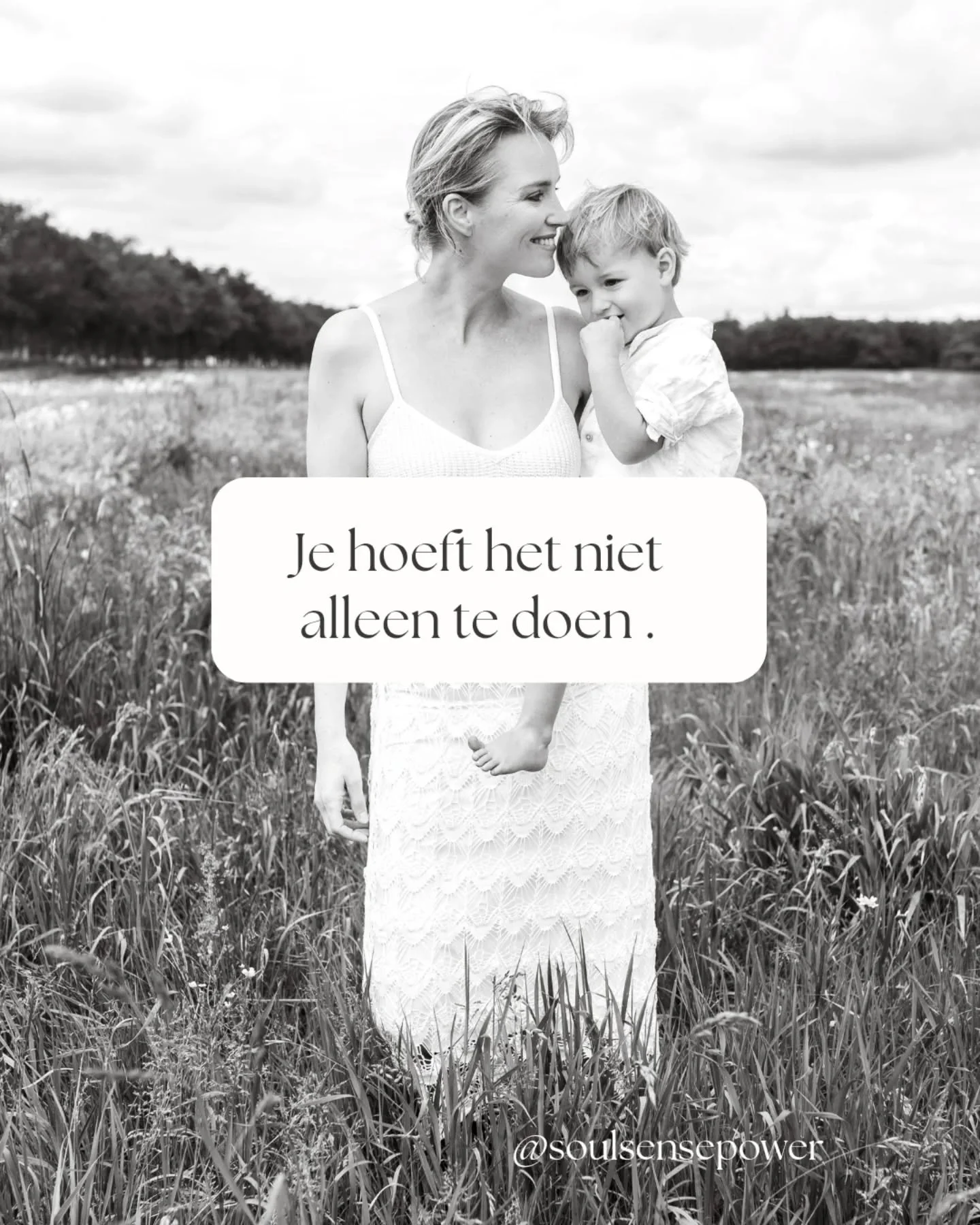 Om een liefdevolle moeder te zijn en echt te kunnen genieten van je kind(eren), werkt het inderdaad niet om alles op jou neer te laten komen.

Veel vrouwen die bij mij komen zijn sterk. 
En moe.

Ze regelen alles.
Dragen veel.
En voelen zich ondertus