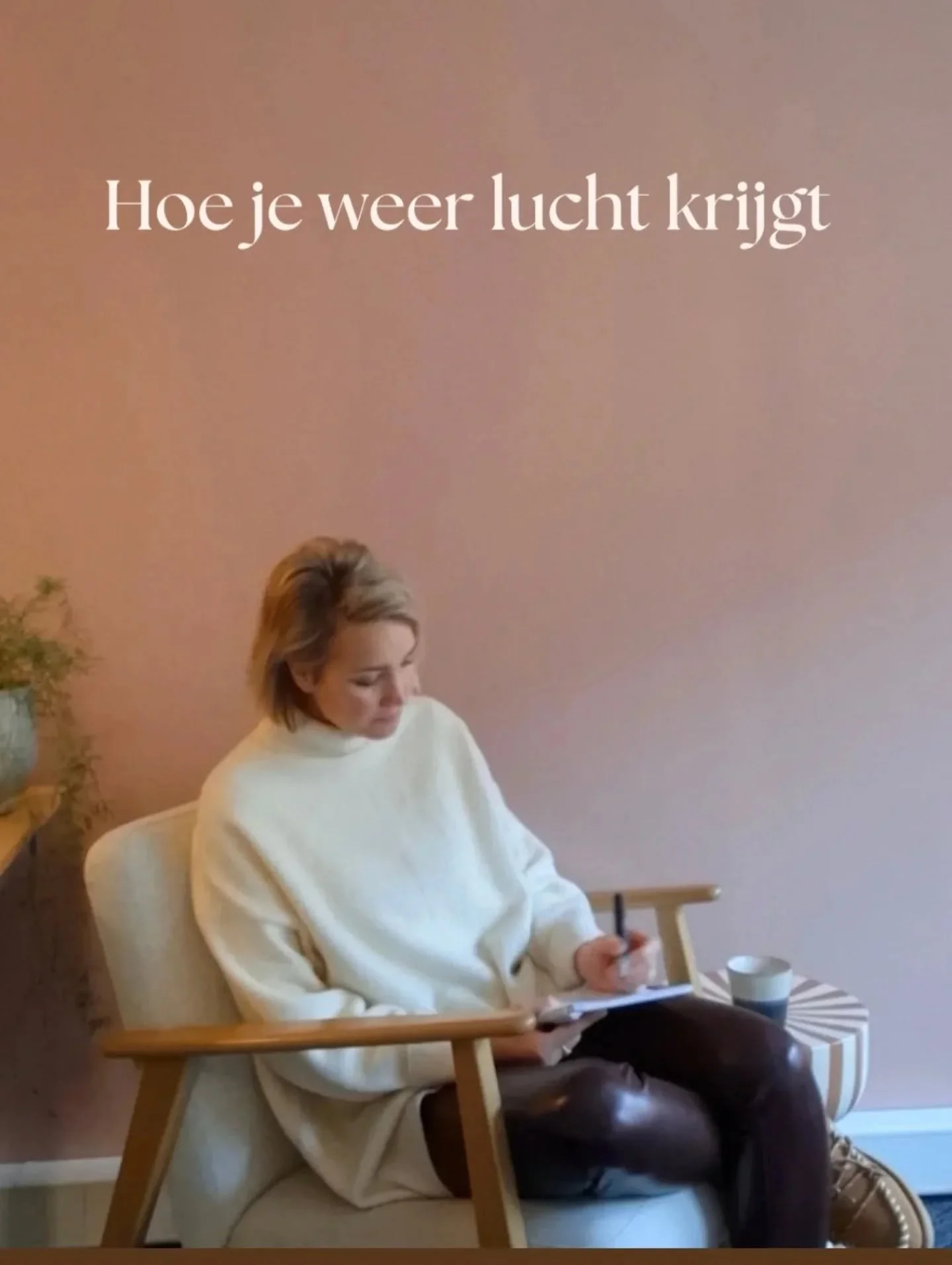 Soms voelt het alsof 'je keel is vast geritst'.
Alles in jou gespannen staat.
Je doet al veel, misschien te veel.

Lucht ontstaat niet door harder je best te doen,
Maar door te luisteren naar wat je lichaam en hart &eacute;cht nodig hebben.

Misschie