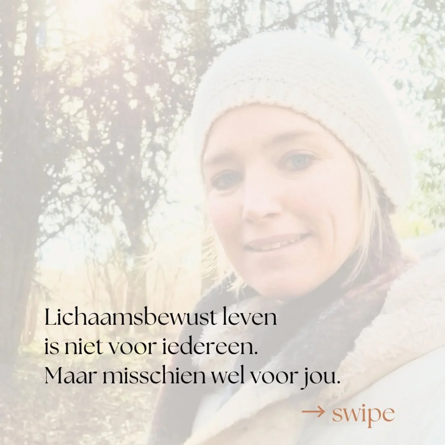 Veel mensen voelen ergens in hun lichaam
dat ze al een tijd te veel dragen.

Spanning.
Onrust.
Vermoeidheid.

En toch gaan ze door.
Met hun hoofd.
Met hun verantwoordelijkheden.
Met alles wat er van hen gevraagd wordt.

Tot het lichaam steeds duideli