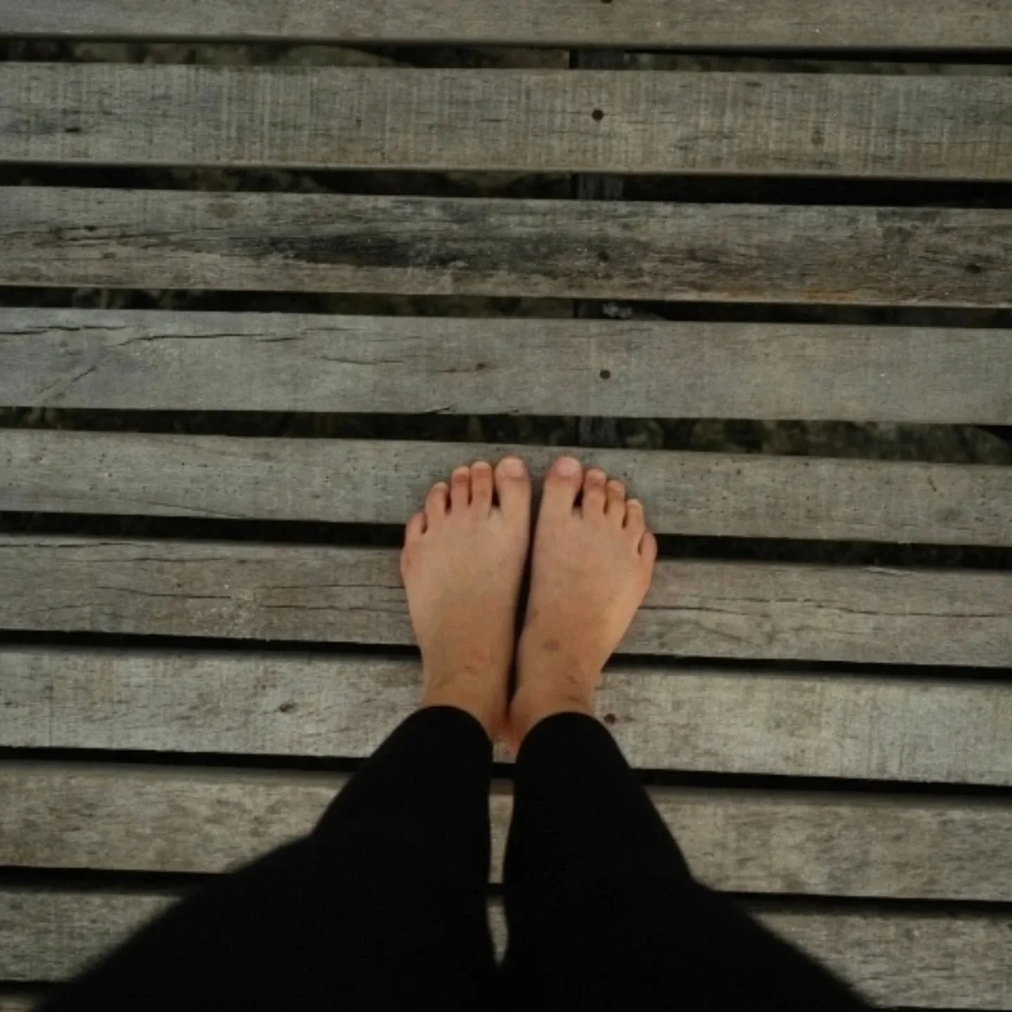 Voelen waar je staat.
Een moment om te vertragen, te landen in je lichaam en echt bij jezelf te zijn.

De groep &lsquo;Lichaamsbewust leven&rsquo; start op 12 april.

Ontdek het programma via link in bio&rarr;