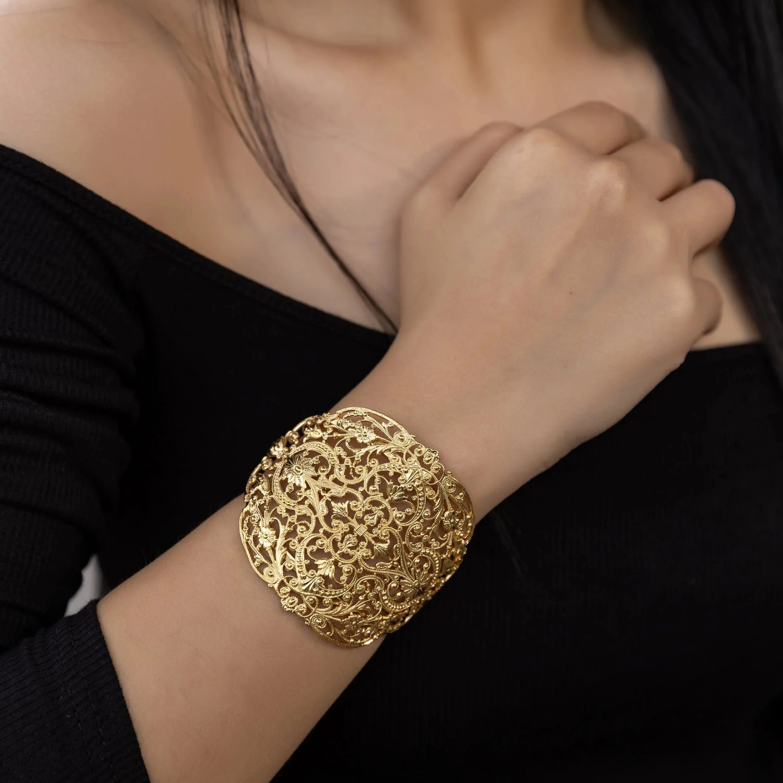 Bracelet manchette Junon doré porté au poignet