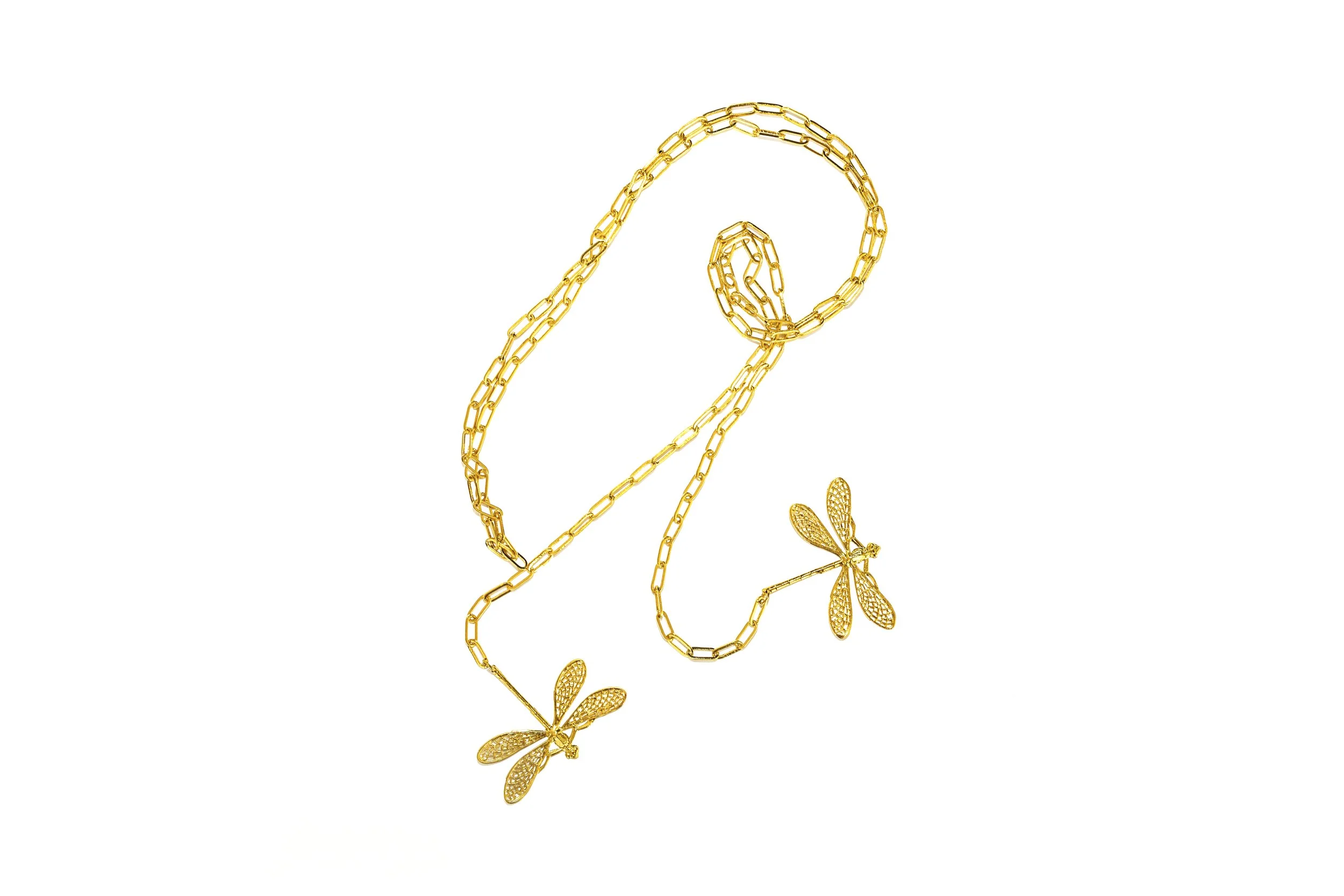 Gros plan sur le collier écharpe libellules, détail du motif et de la finition dorée