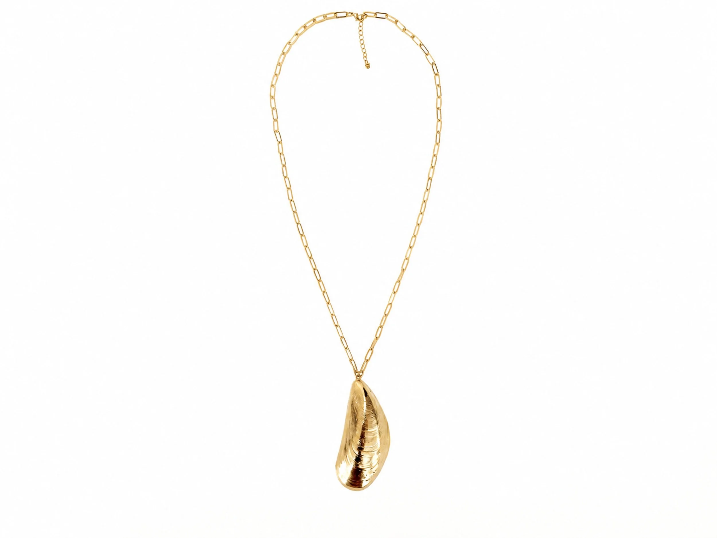 mussel necklace golden, seen from another angle