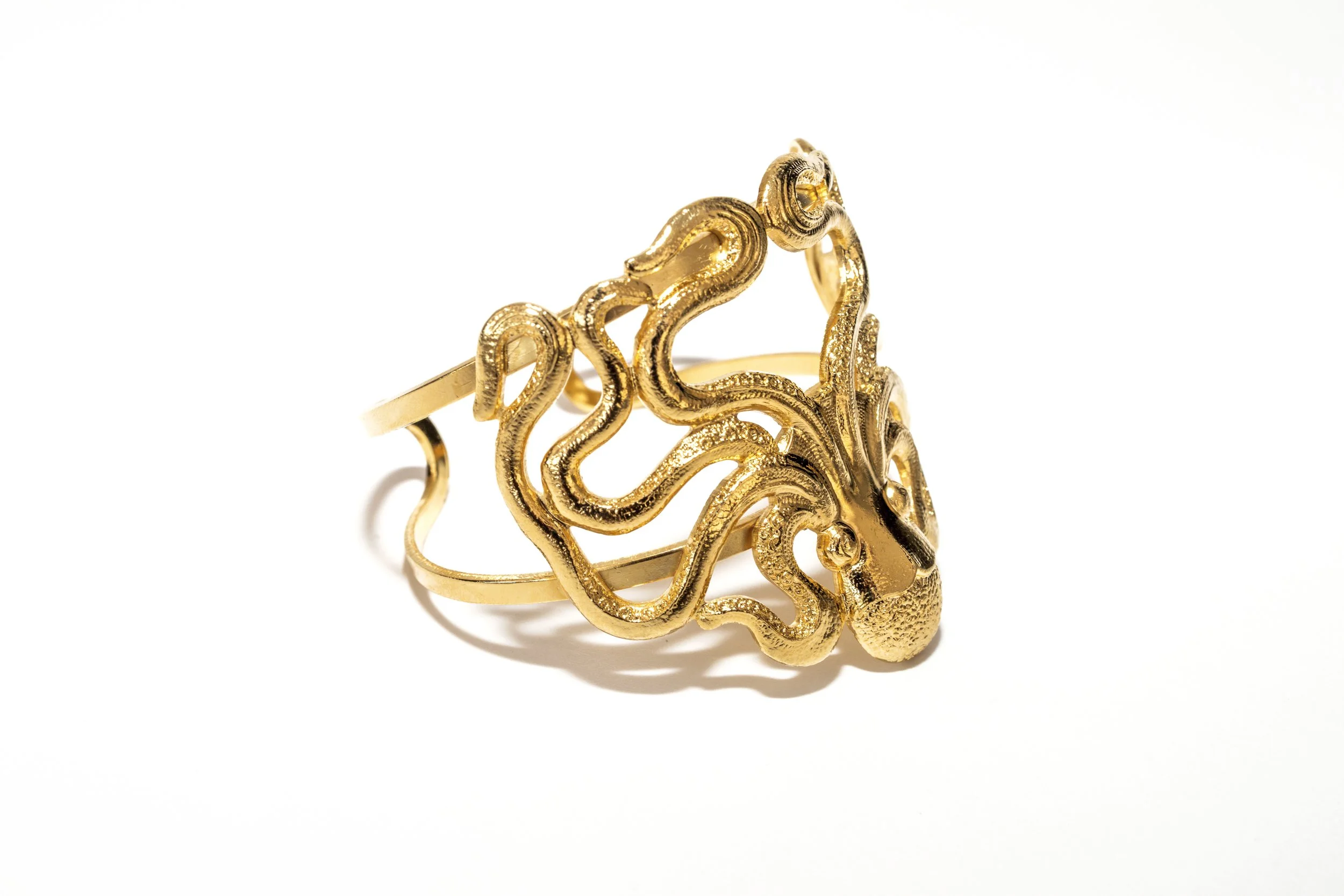 Bracelet manchette pieuvre doré vu sous un autre angle