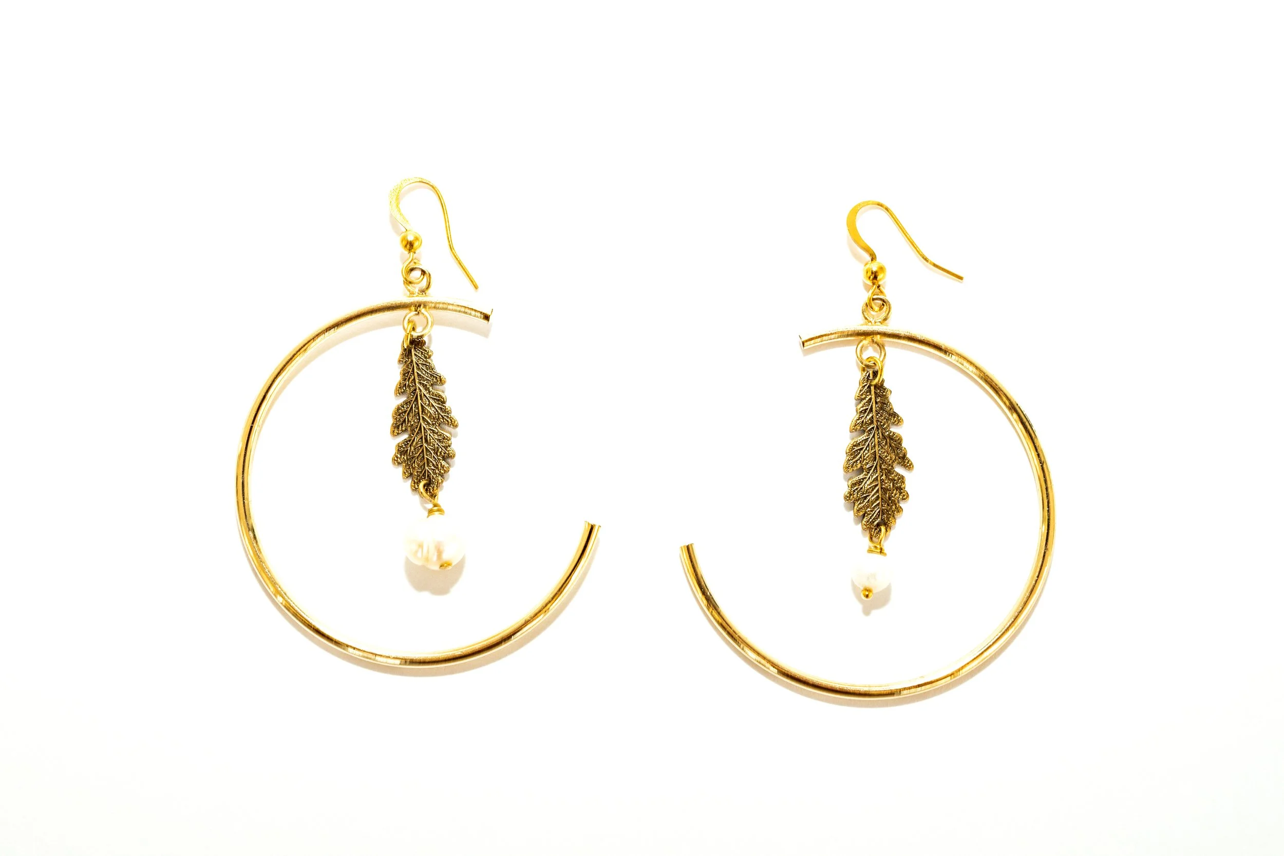 Boucles d’oreilles créoles feuilles de chêne à perles