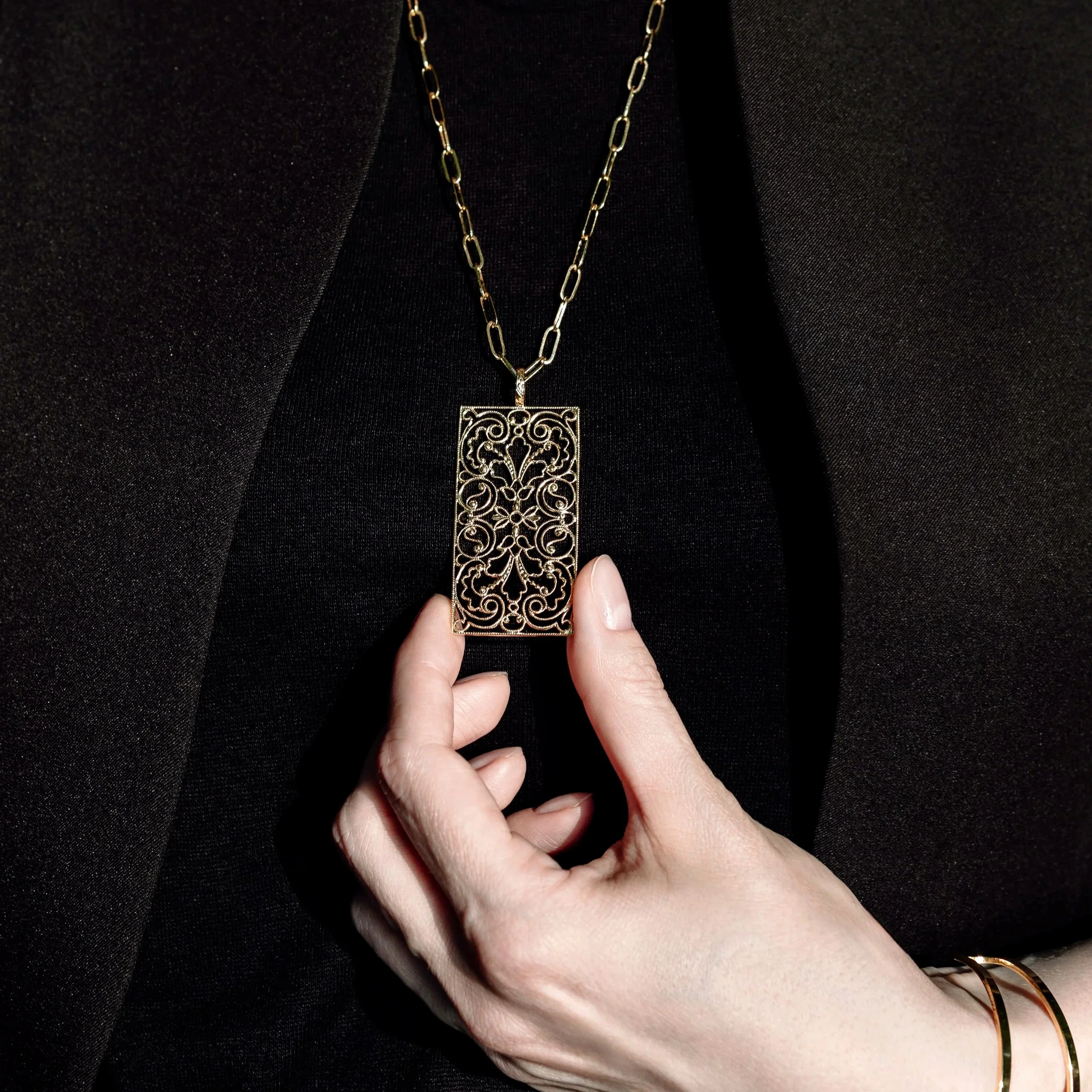 Collier filigrane Sirocco doré porté