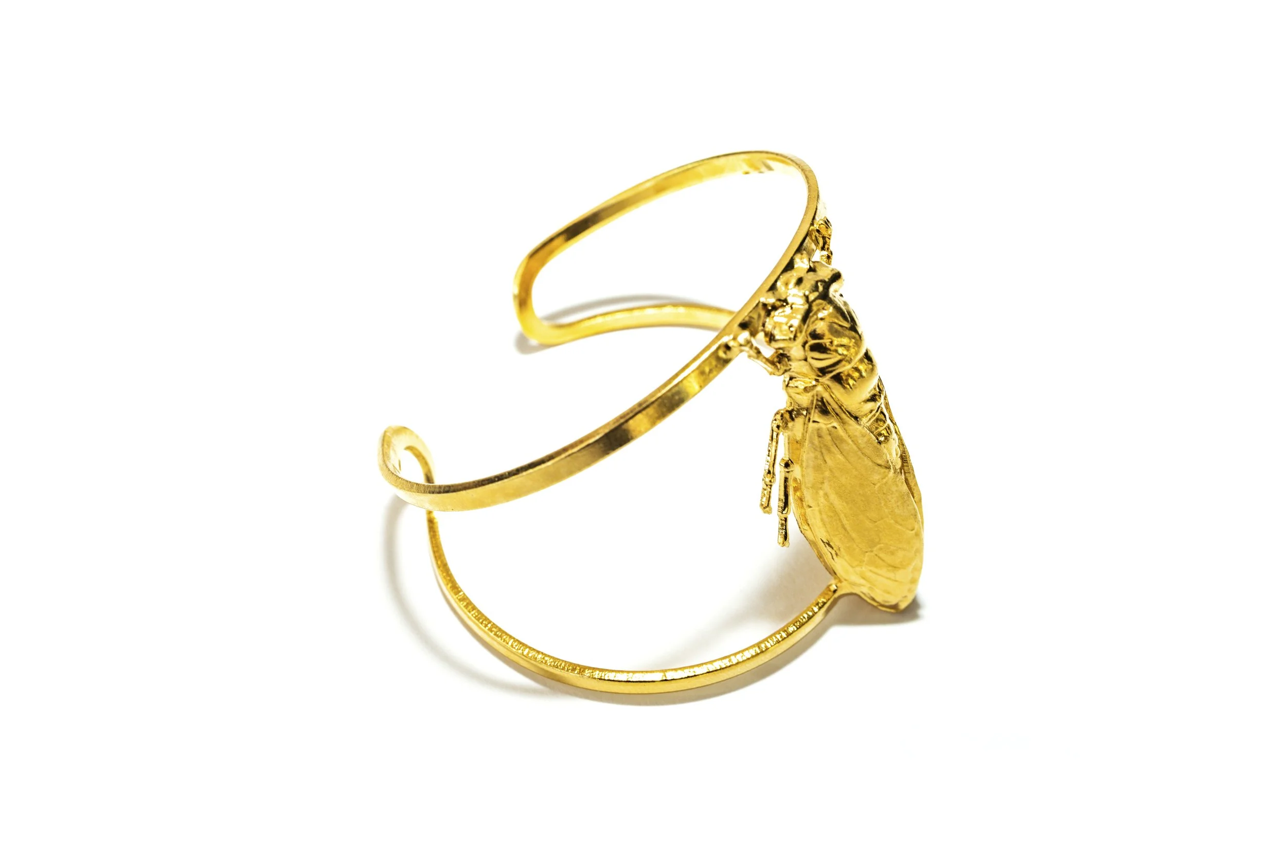 Bracelet manchette cigale doré vu sous un autre angle