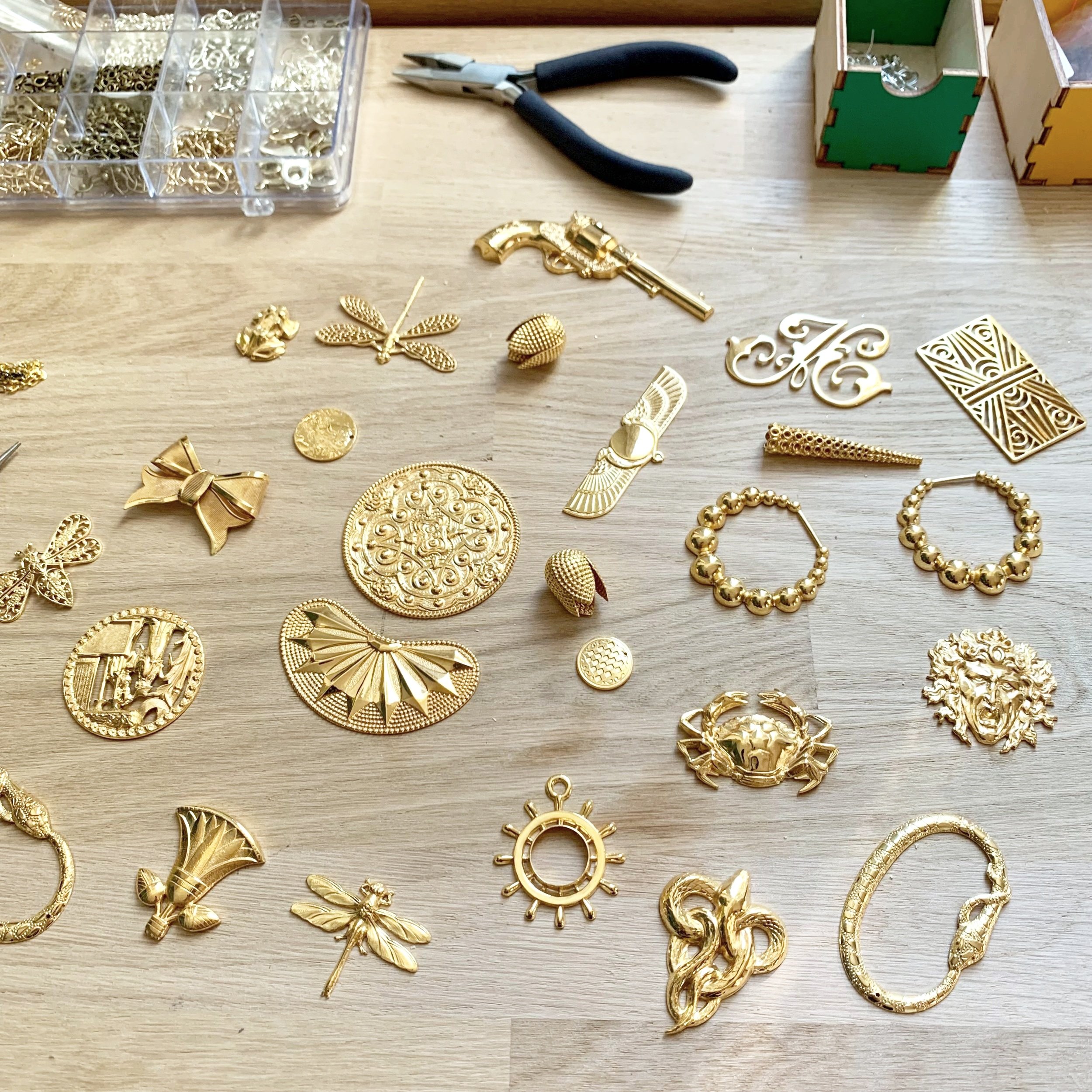 Des estampés après passage en bain d’or et prêts à être montés en bijoux