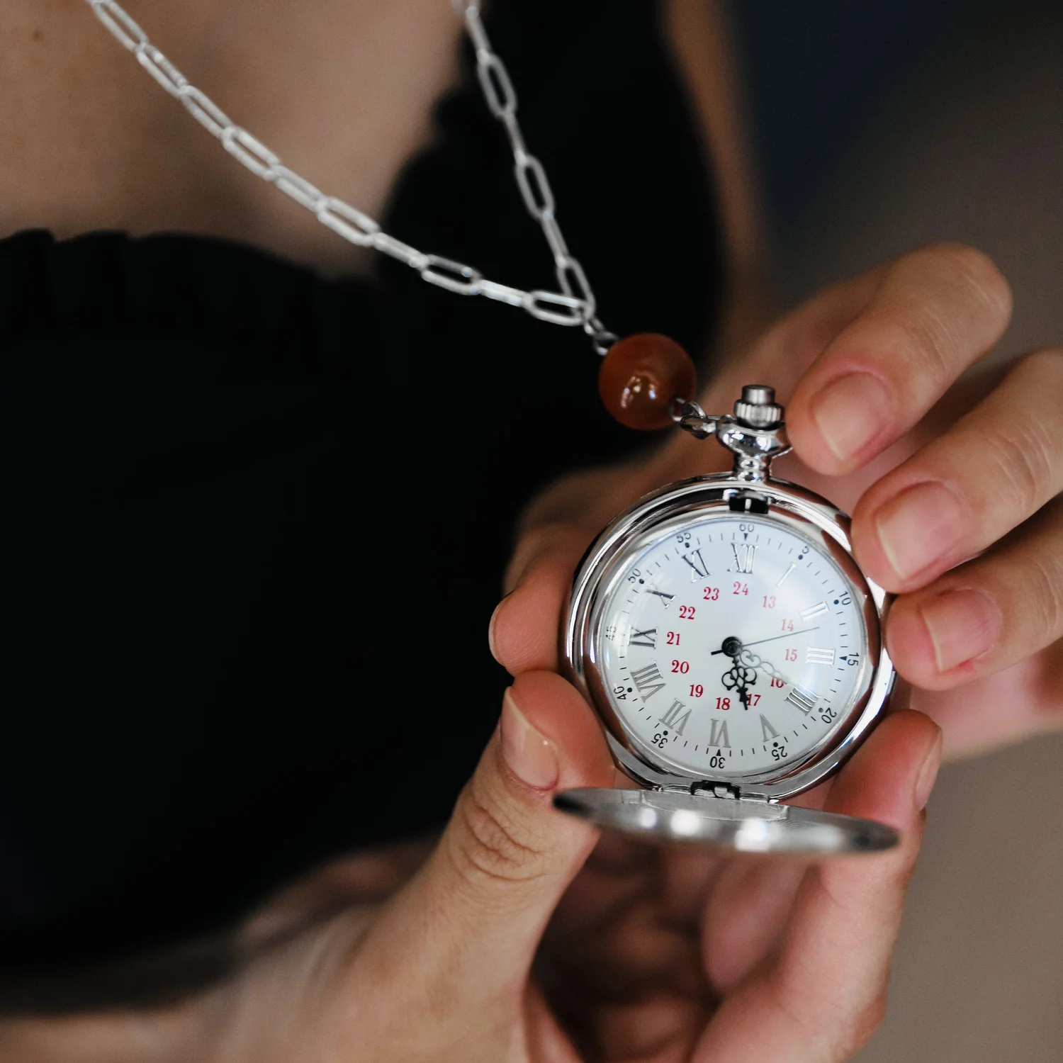 Collier montre à gousset ambre — Volgara Bijoux