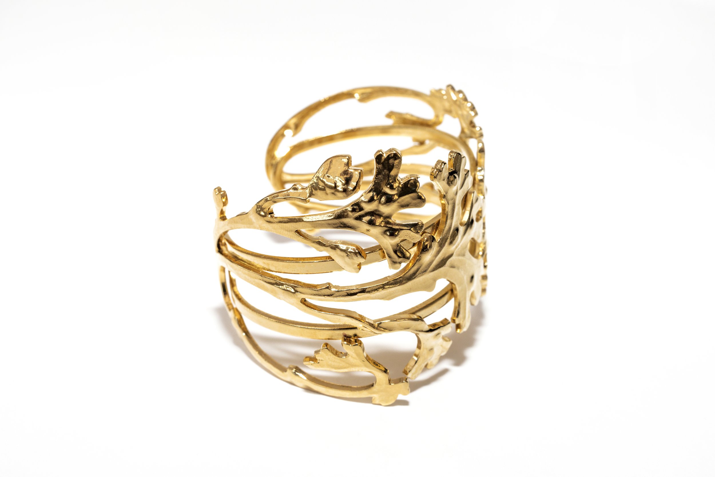 Bracelet manchette corail doré vu sous un autre angle