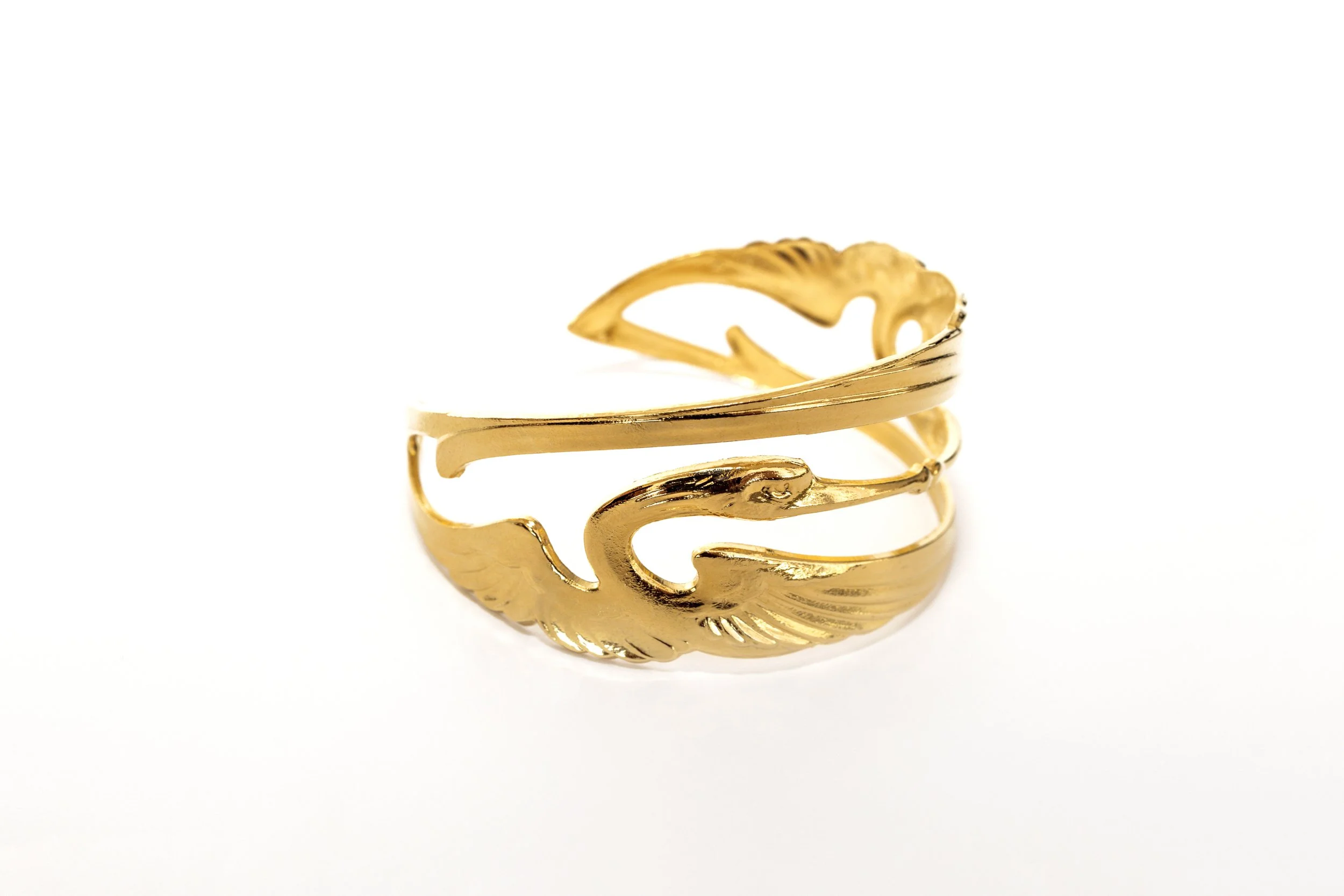 Bracelet manchette cigogne doré vu sous un autre angle