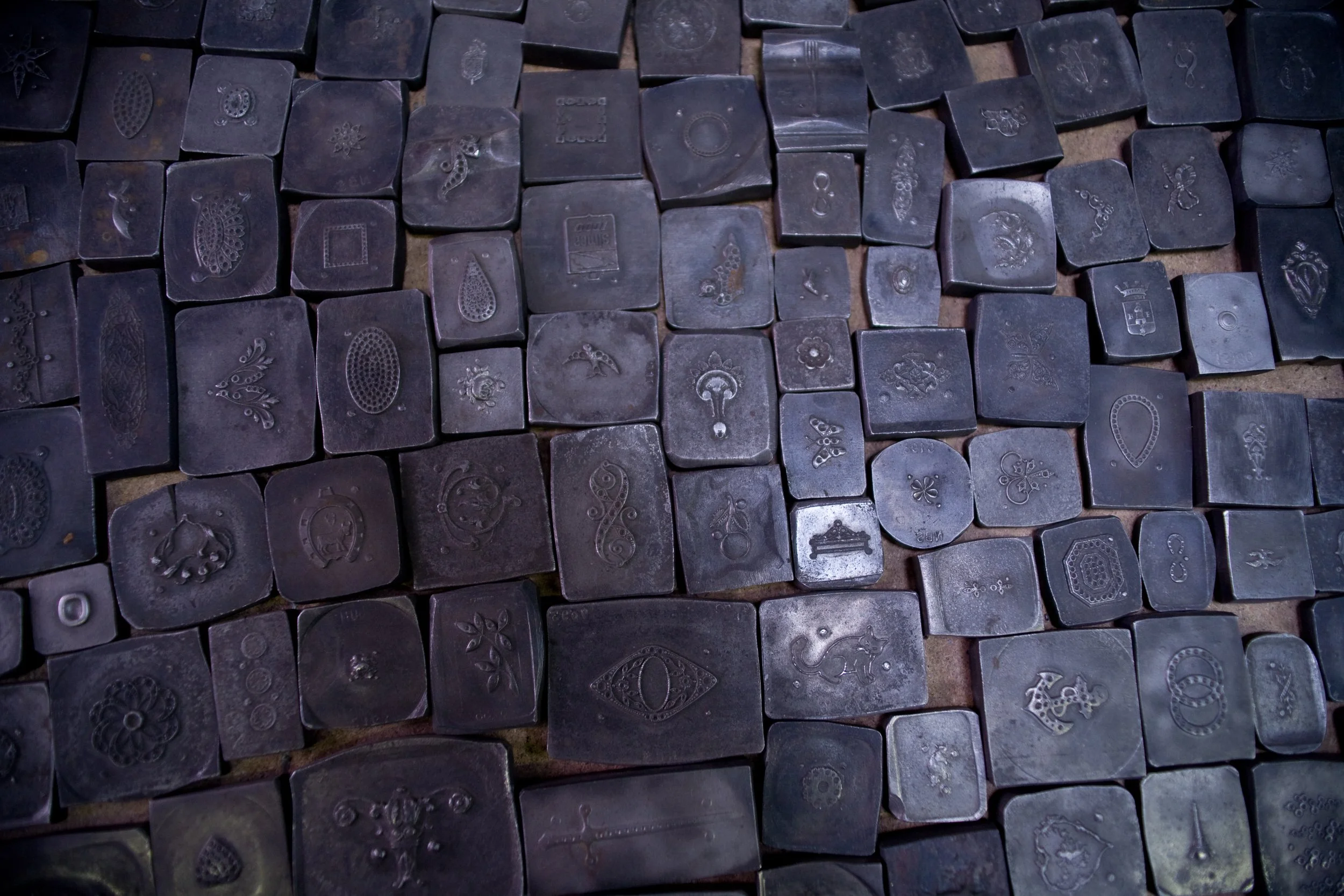 A surface covered with small blocks called dies, used to stamp various patterns.