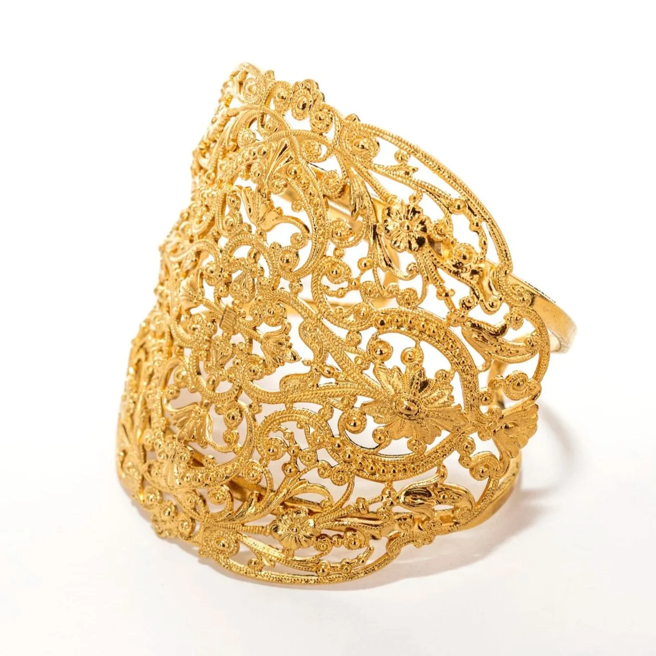 Bracelet manchette Junon doré vu sous un autre angle