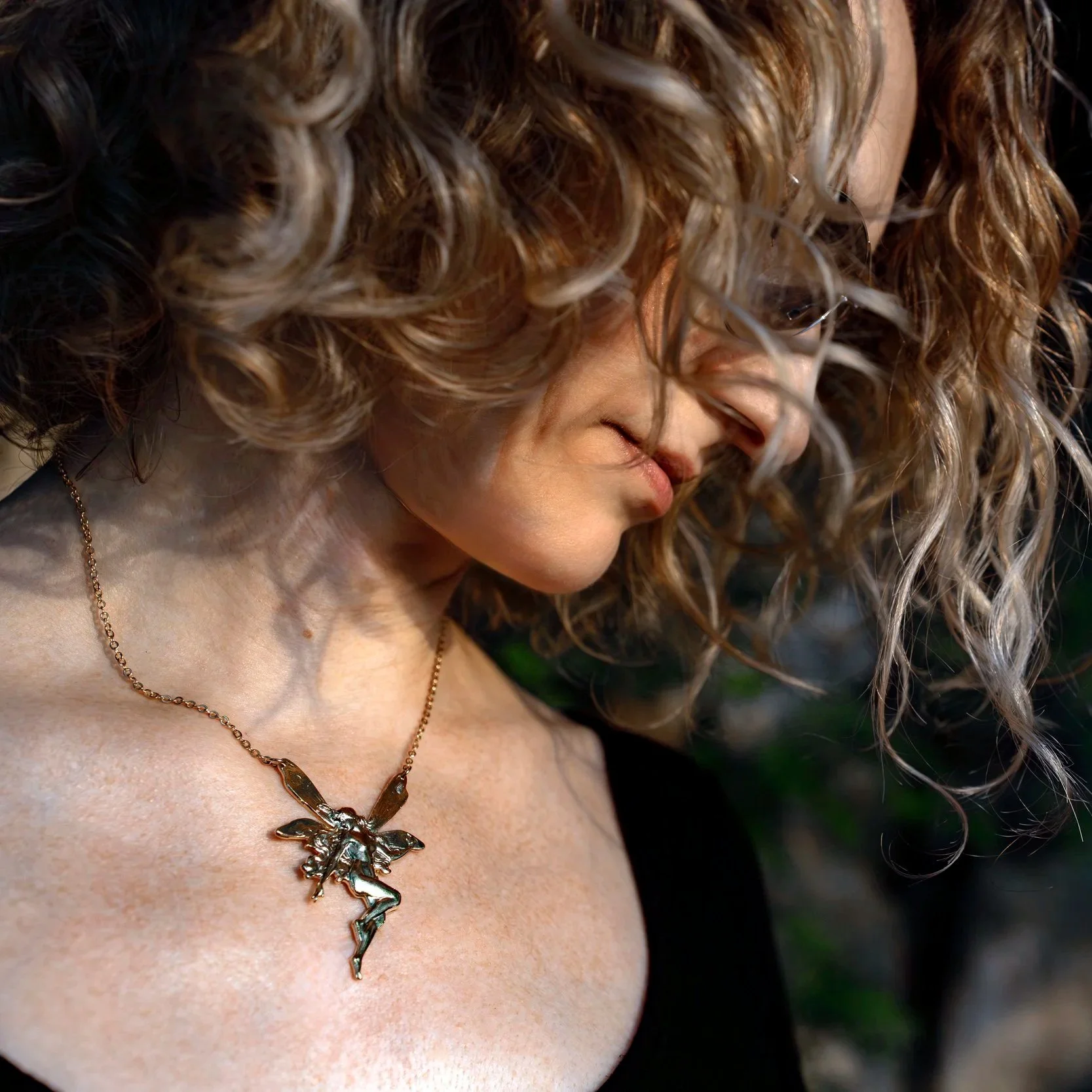 Collier fée doré vu sous un autre angle