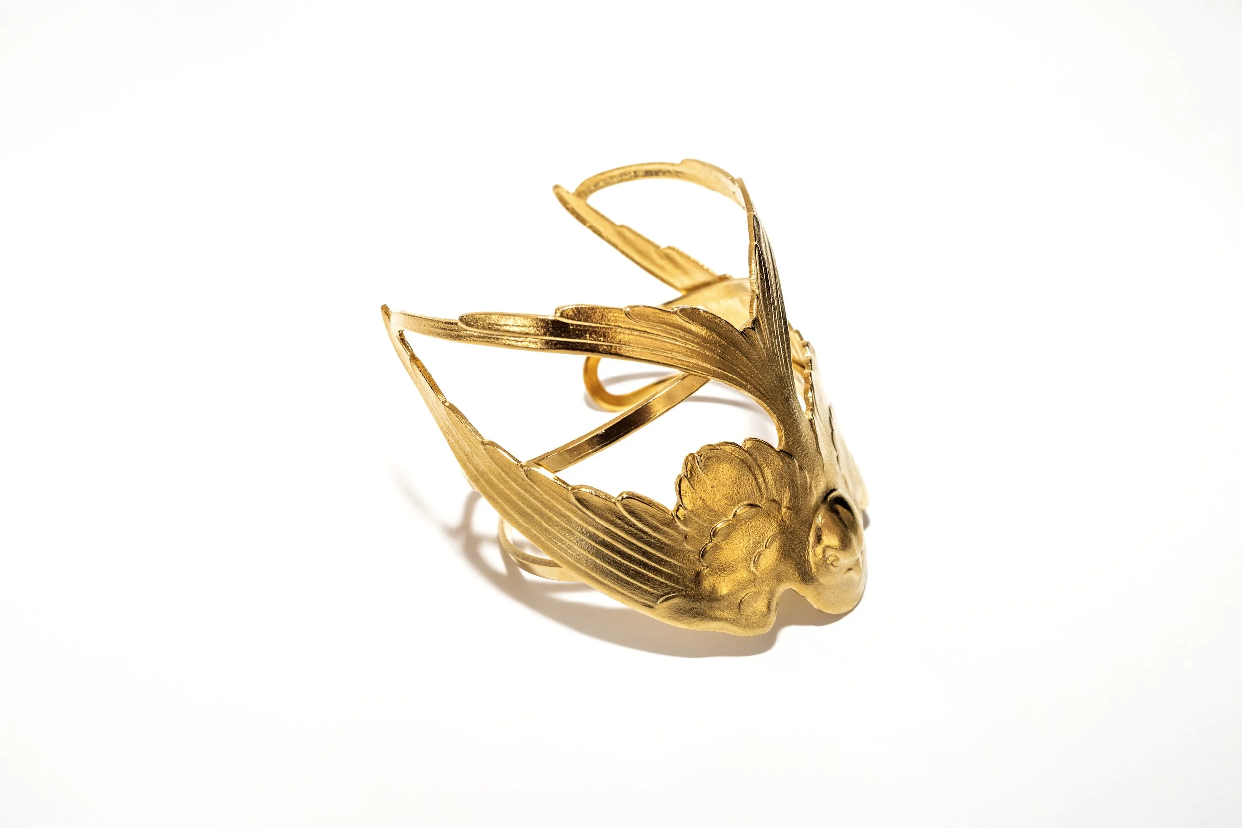 Bracelet manchette hirondelle doré vu sous un autre angle