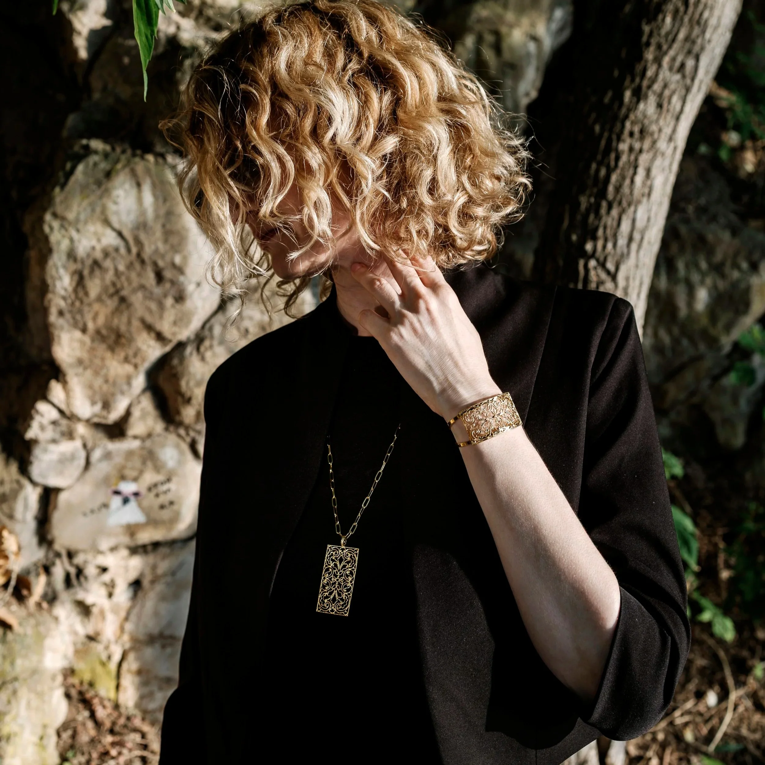 Collier filigrane Sirocco doré vu sous un autre angle