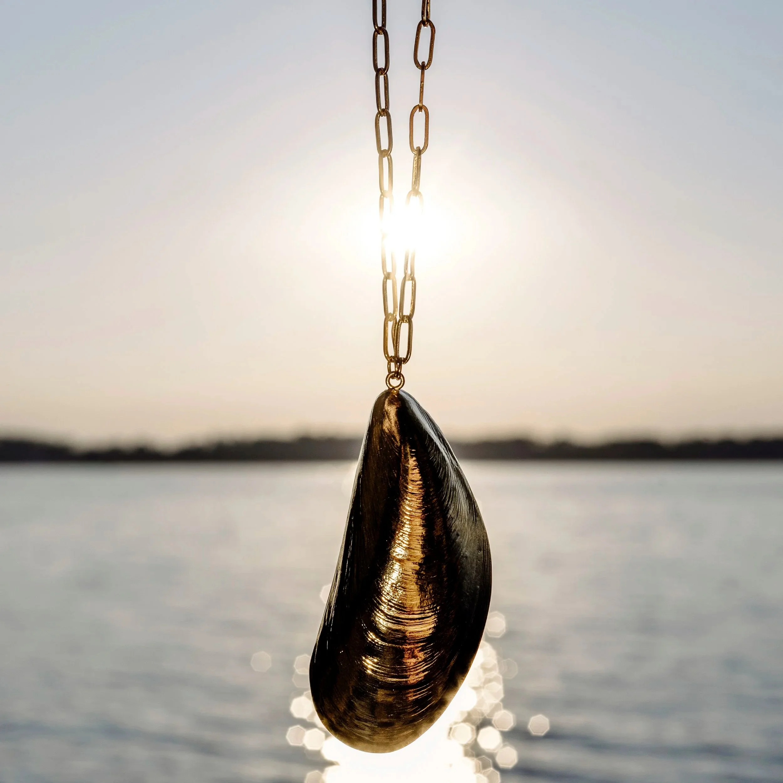 Gros plan sur le collier moule, détail du motif et de la finition dorée