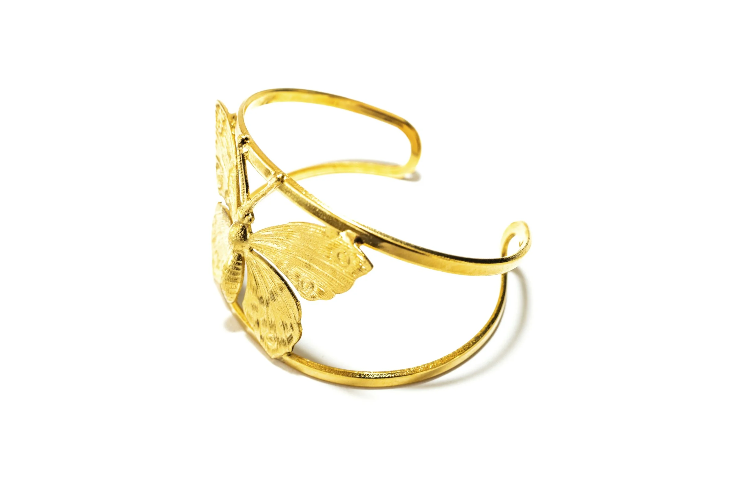 Bracelet manchette papillon Machaon doré vu sous un autre angle