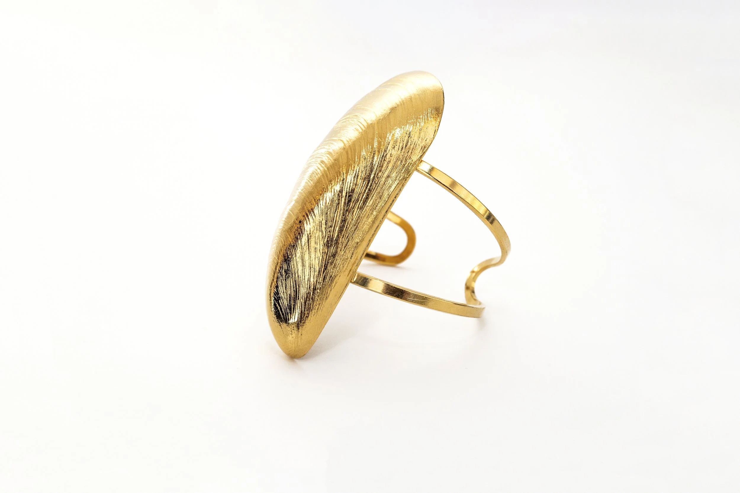 Bracelet manchette moule doré vu sous un autre angle