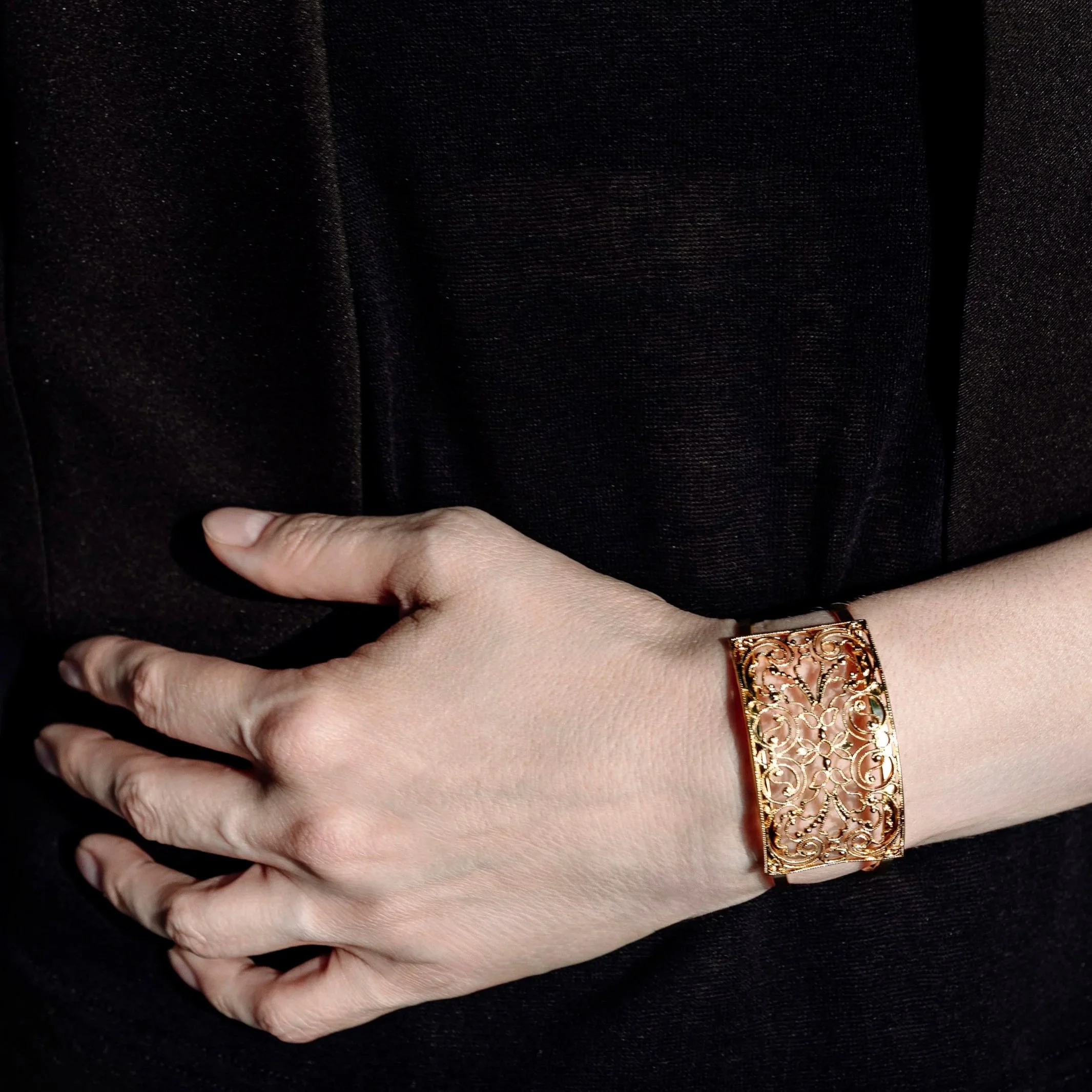Bracelet manchette Sirocco doré porté au poignet