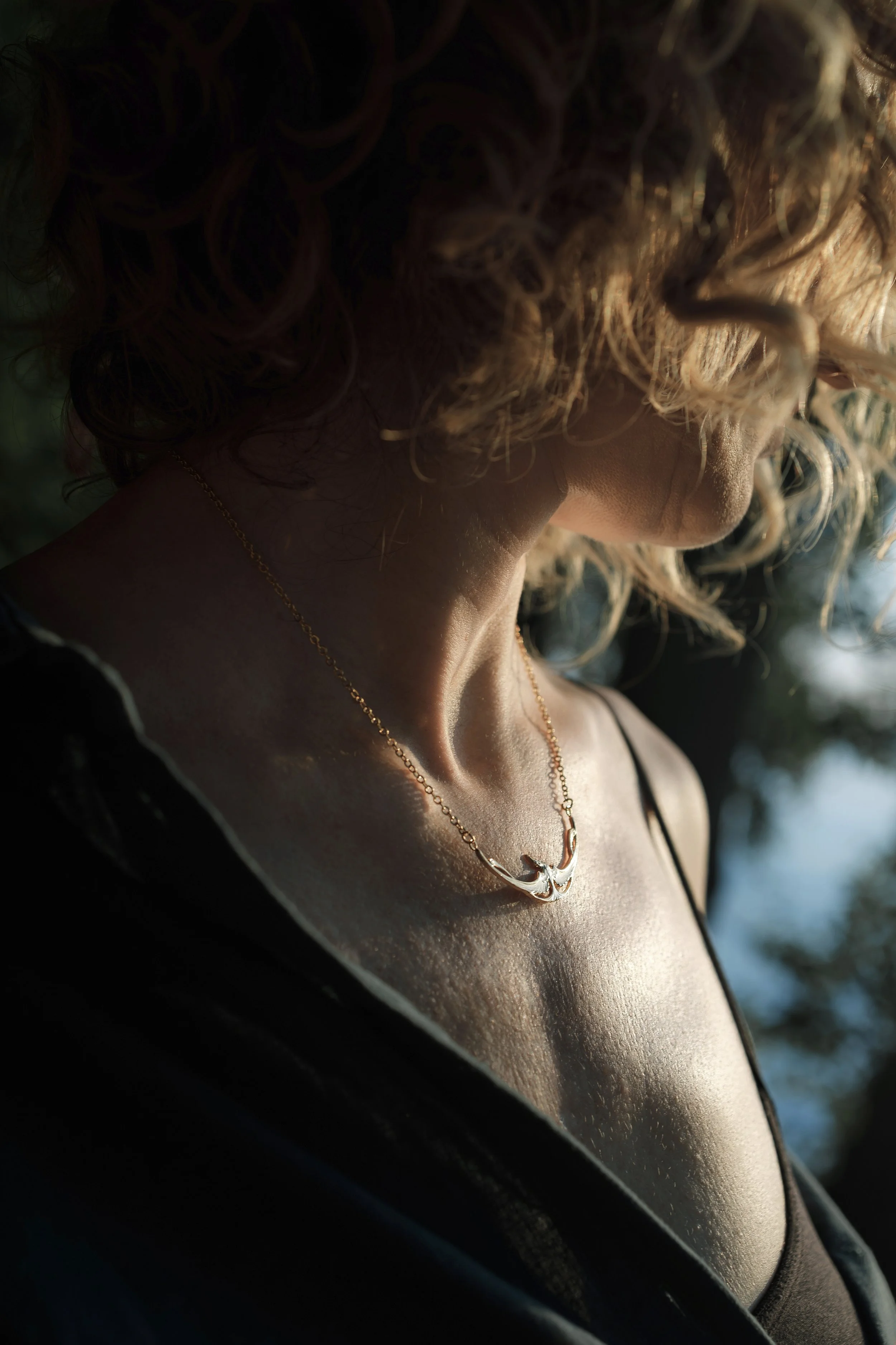 Collier cigogne doré vu sous un autre angle